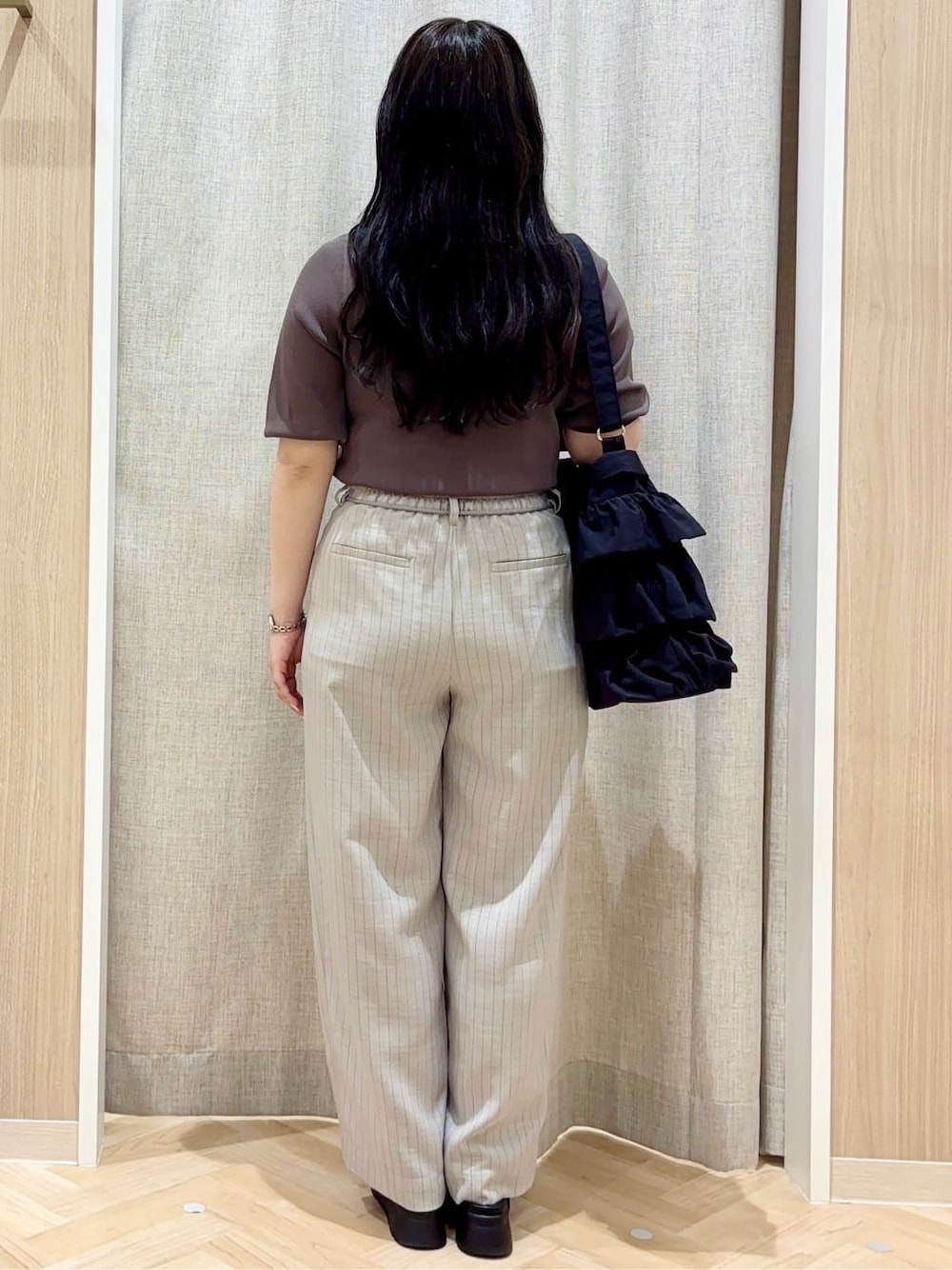 グレー系のニット/セーター、グレー系のその他パンツ、ブラック系のショルダーバッグを着用したレディースの夏コーディネートの3枚目の写真