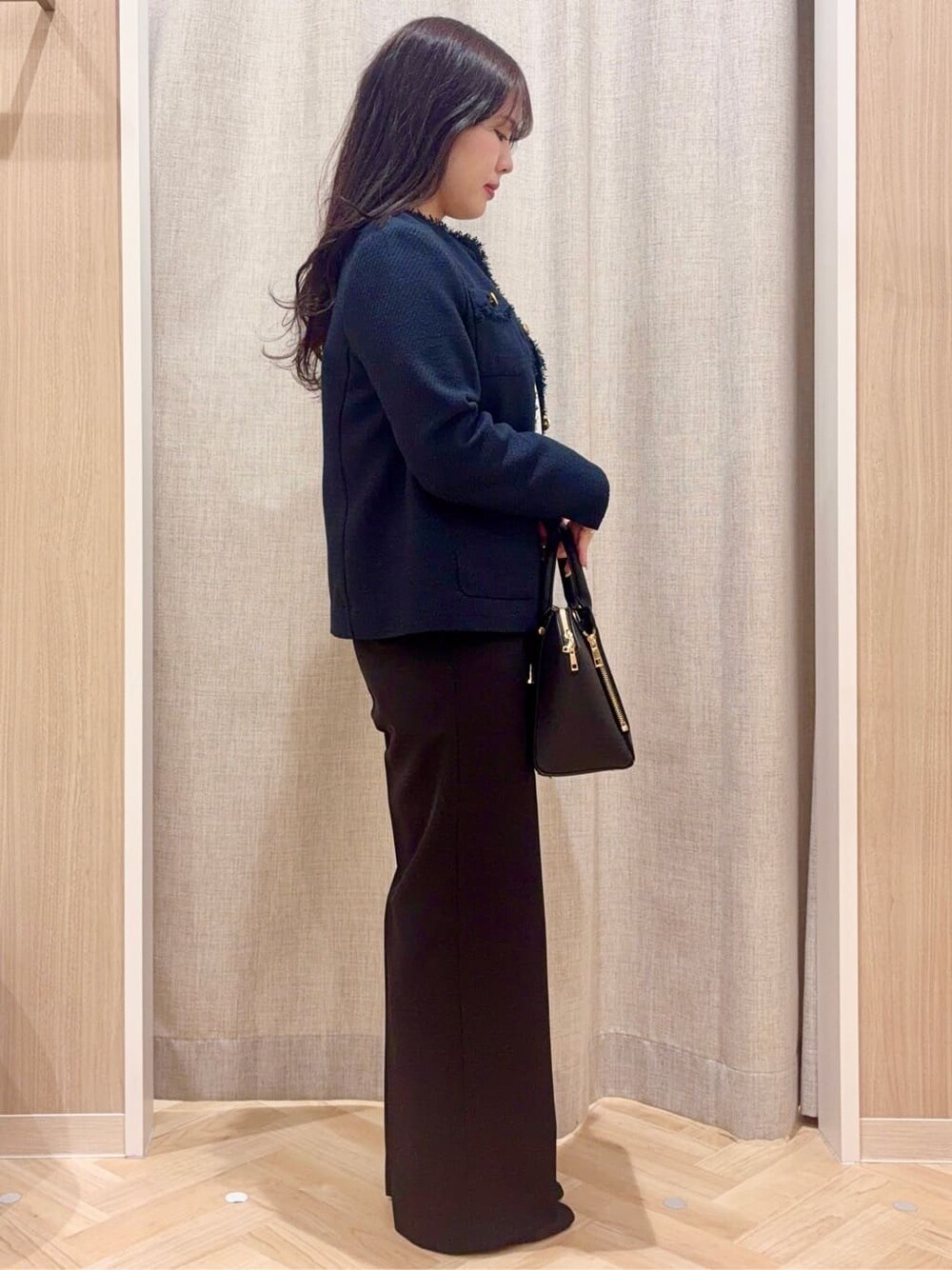 ブルー系のノーカラージャケット、ホワイト系のシャツ/ブラウス、ブラック系のその他パンツを着用したレディースの冬コーディネートの2枚目の写真