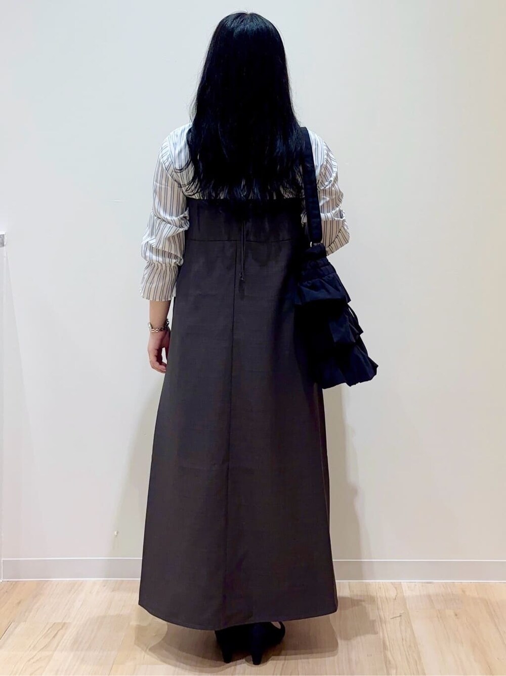 ブルー系のシャツ/ブラウス、ブラウン系のワンピース、ブラック系のショルダーバッグを着用したレディースの秋コーディネートの3枚目の写真
