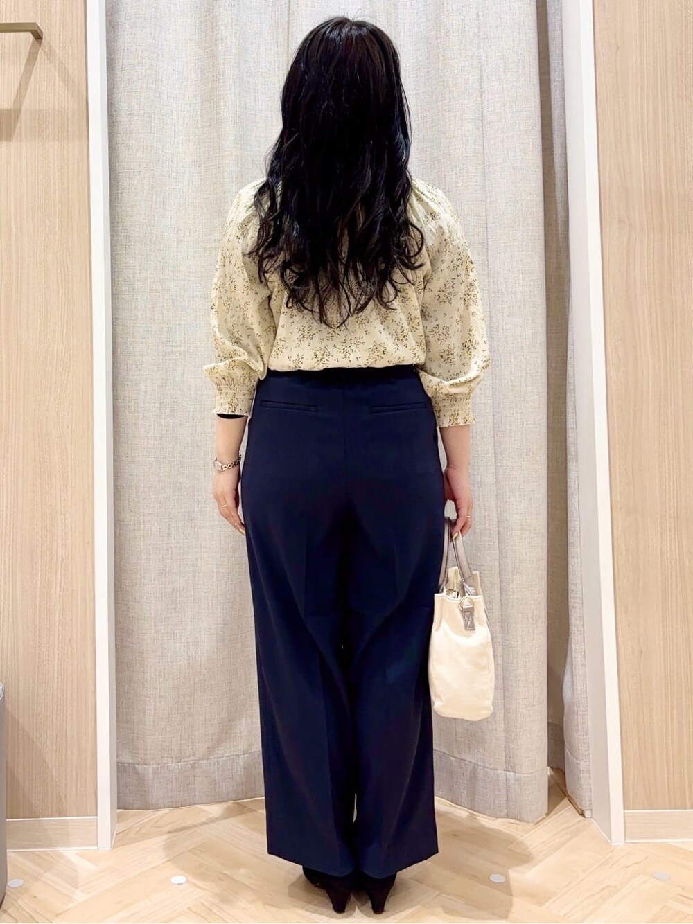 ホワイト系のシャツ/ブラウス、ブルー系のその他パンツ、シルバー系のトートバッグを着用したレディースの春コーディネートの3枚目の写真