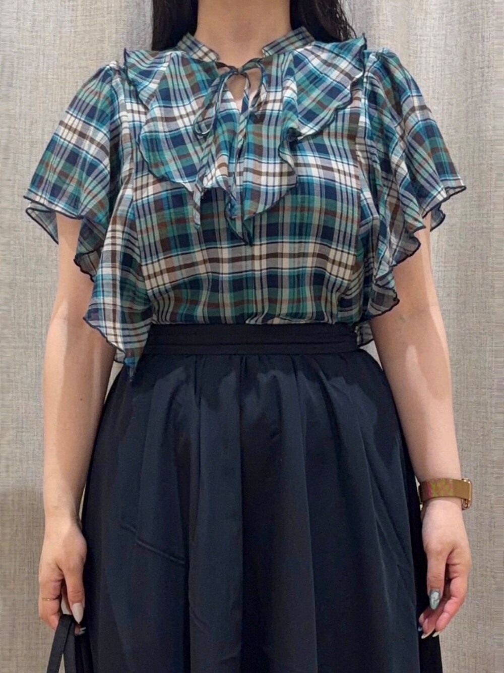 グリーン系のシャツ/ブラウス、ブルー系のスカート、ブラック系のトートバッグを着用したレディースの夏コーディネートの4枚目の写真