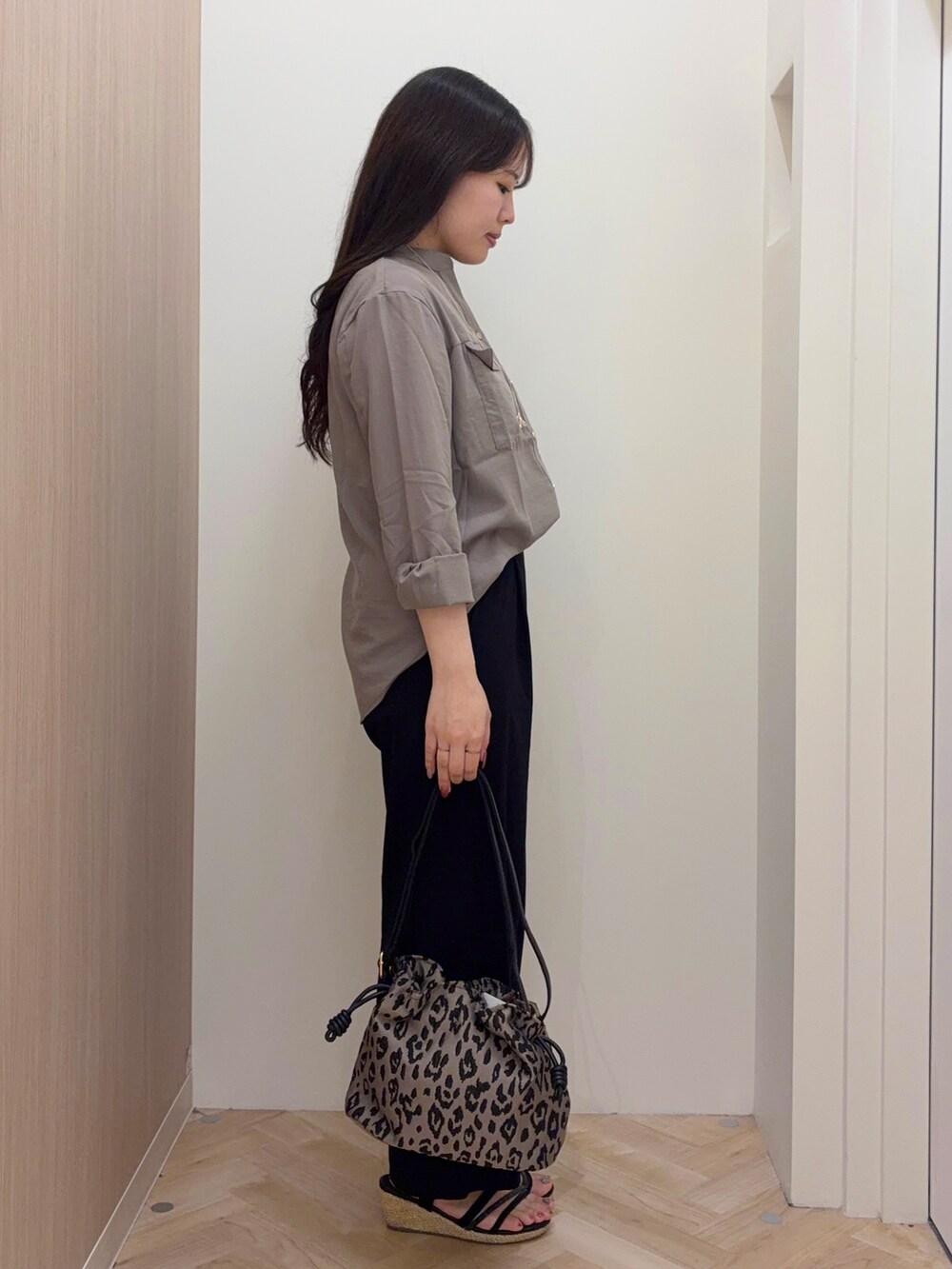 ブラウン系のシャツ/ブラウス、ブラック系のその他パンツ、ブラウン系のショルダーバッグを着用したレディースの秋コーディネートの2枚目の写真