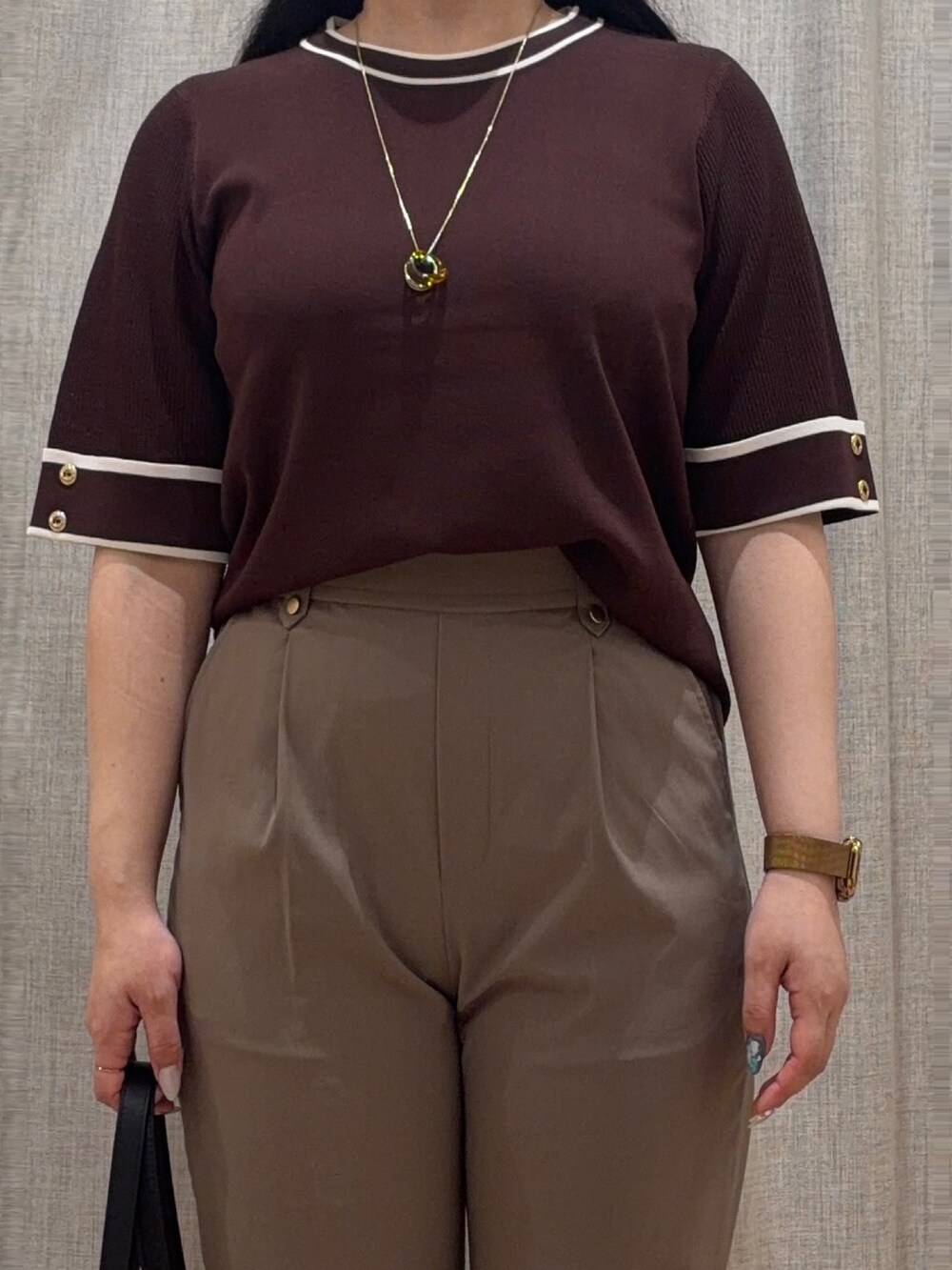 ブラウン系のニット/セーター、ブラウン系のその他パンツ、ブラック系のトートバッグを着用したレディースの夏コーディネートの4枚目の写真