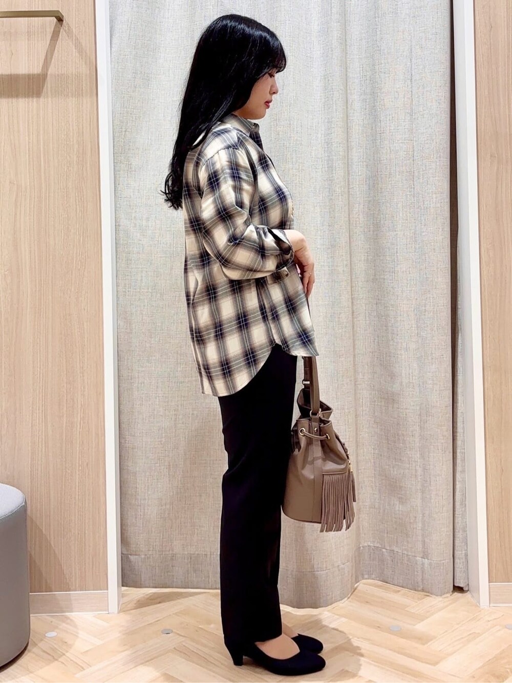 ホワイト系のシャツ/ブラウス、ブラウン系のショルダーバッグ、ブラック系のパンプスを着用したレディースの秋コーディネートの2枚目の写真
