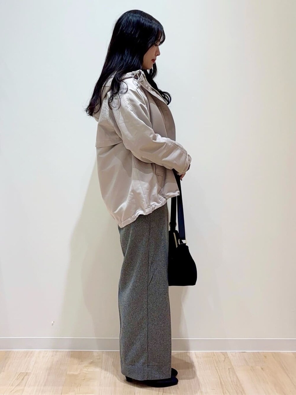 ベージュ系のブルゾン、グレー系のニット/セーター、ブラック系のその他パンツを着用したレディースの秋コーディネートの2枚目の写真
