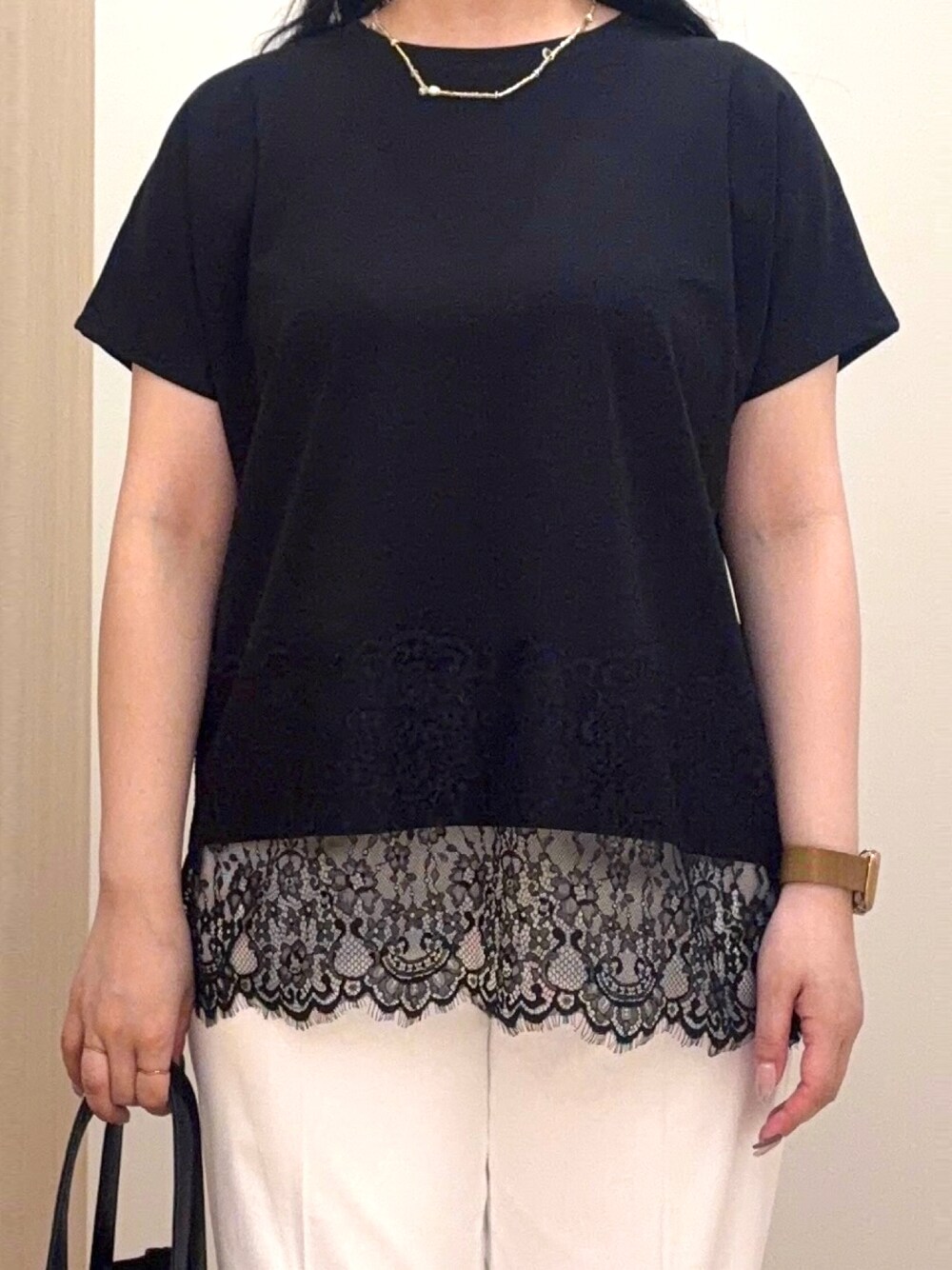 ブラック系のTシャツ/カットソー、ホワイト系のその他パンツ、ブラック系のトートバッグを着用したレディースの夏コーディネートの4枚目の写真