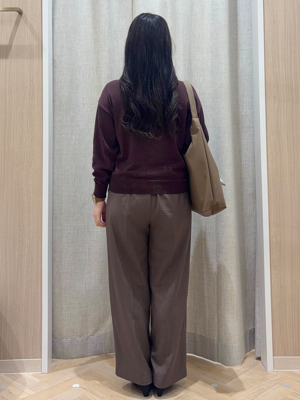 ブラウン系のカーディガン/ボレロ、ブラウン系のその他パンツ、ブラウン系のショルダーバッグを着用したレディースの秋コーディネートの3枚目の写真