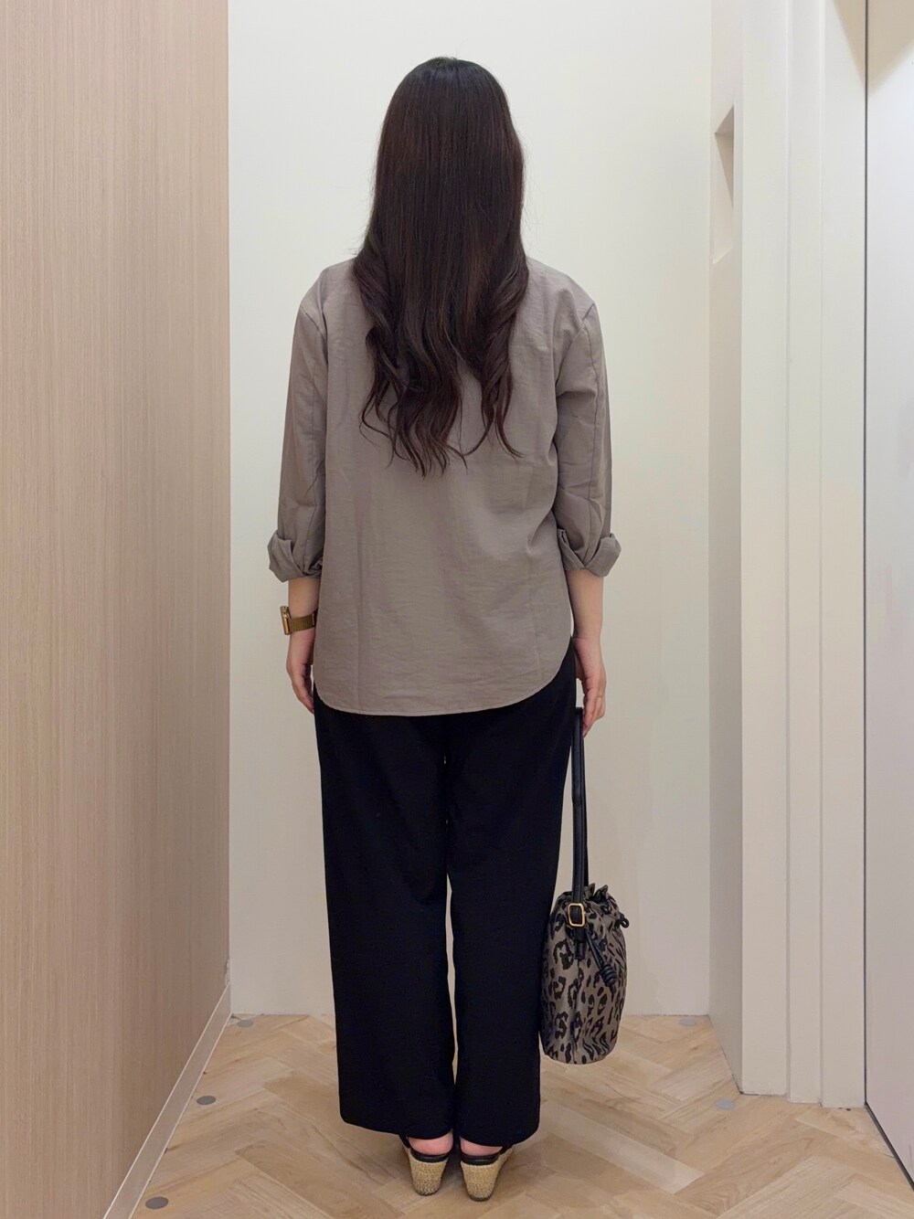 ブラウン系のシャツ/ブラウス、ブラック系のその他パンツ、ブラウン系のショルダーバッグを着用したレディースの秋コーディネートの3枚目の写真