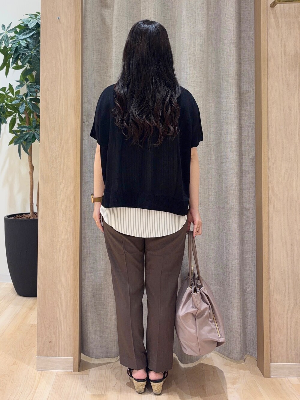 ブラウン系のその他パンツ、ベージュ系のトートバッグ、シルバー系のネックレスを着用したレディースの夏コーディネートの3枚目の写真