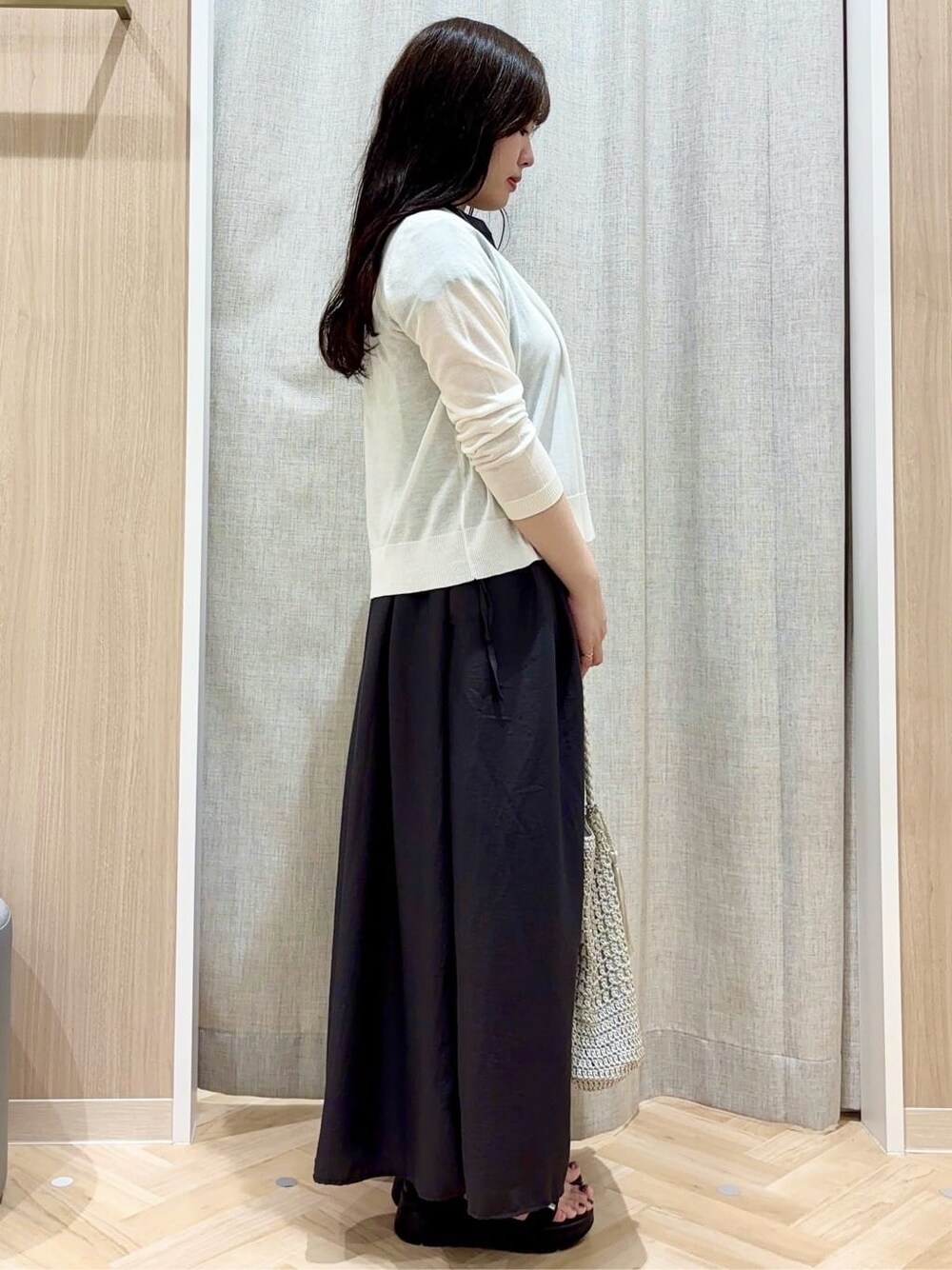 ホワイト系のカーディガン/ボレロ、グレー系のワンピース、グレー系のトートバッグを着用したレディースの夏コーディネートの2枚目の写真
