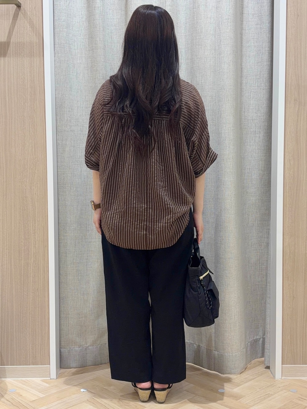 ブラウン系のシャツ/ブラウス、ブラック系のその他パンツ、ブラック系のショルダーバッグを着用したレディースの夏コーディネートの3枚目の写真