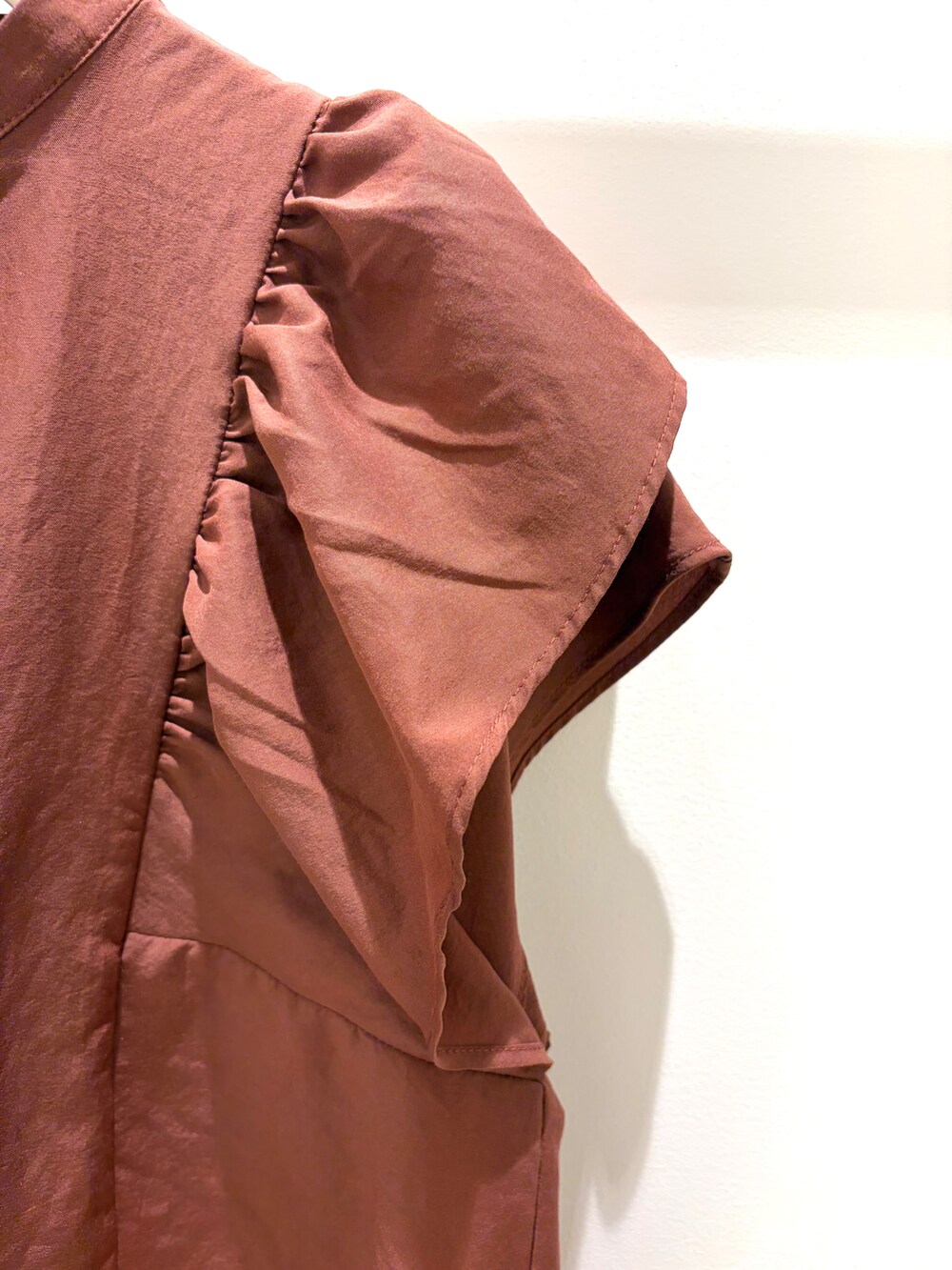 ベージュ系のシャツ/ブラウス、レッド系のシャツ/ブラウス、ブラウン系のシャツ/ブラウスを着用したレディースの秋コーディネートの4枚目の写真