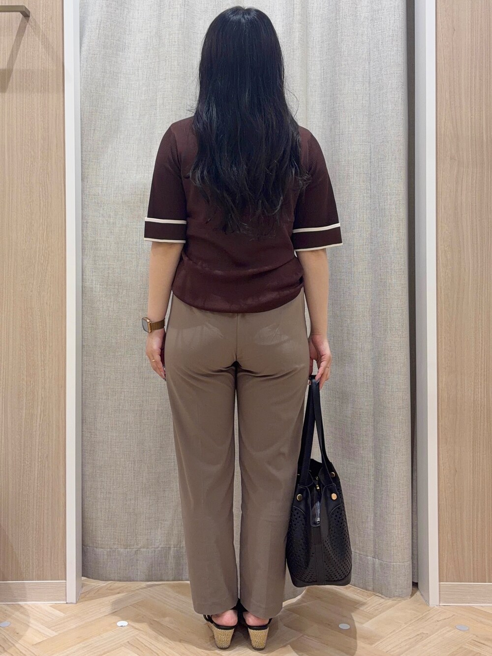 ブラウン系のニット/セーター、ブラウン系のその他パンツ、ブラック系のトートバッグを着用したレディースの夏コーディネートの3枚目の写真