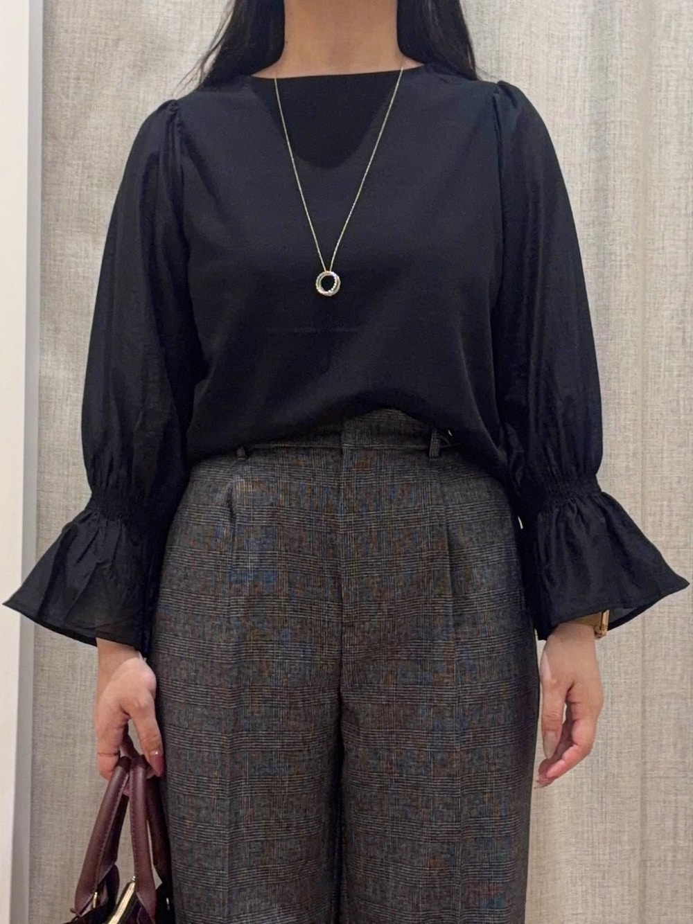ブラック系のTシャツ/カットソー、ブラック系のその他パンツ、レッド系のトートバッグを着用したレディースの秋コーディネートの4枚目の写真