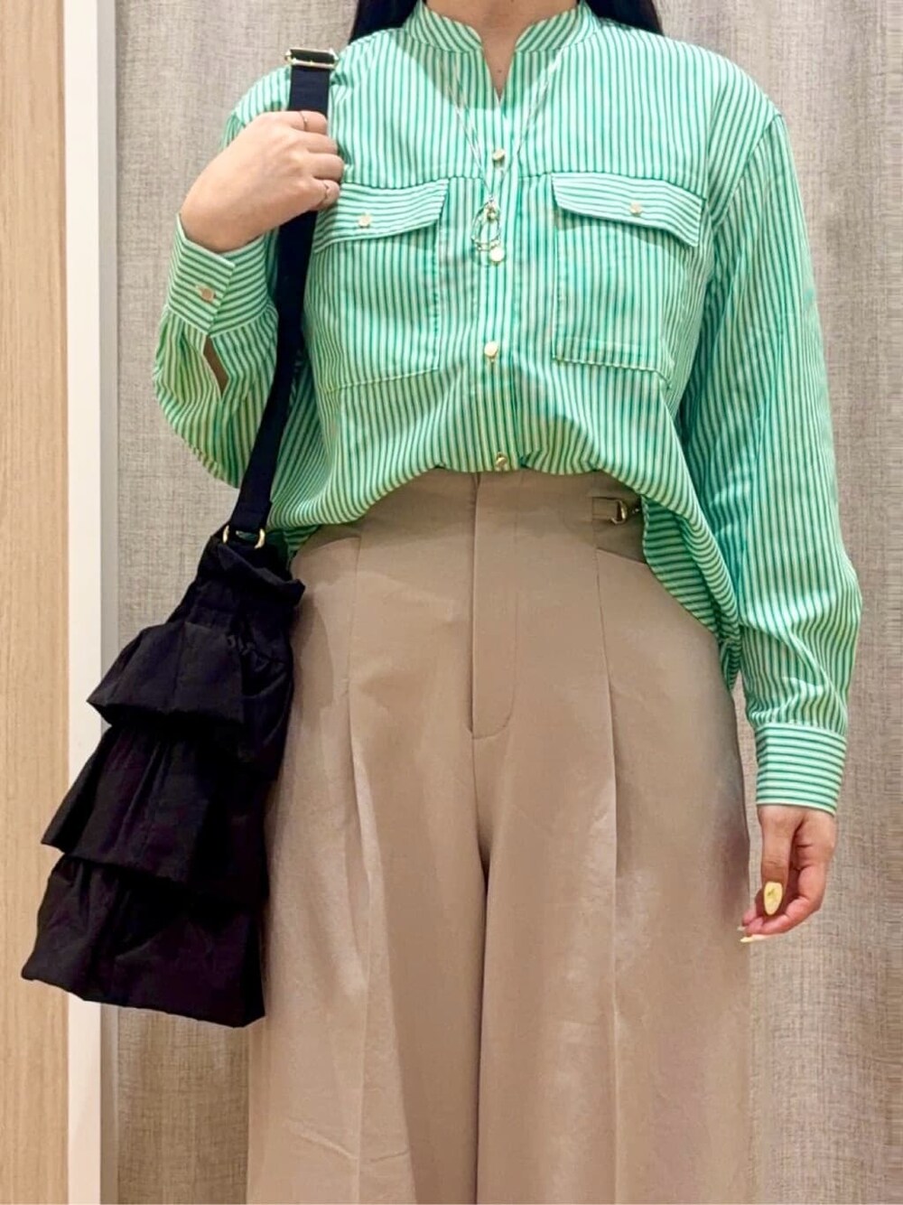 ブラック系のパンプス、ベージュ系のその他パンツ、グレー系のカーディガン/ボレロを着用したレディースの春コーディネートの4枚目の写真