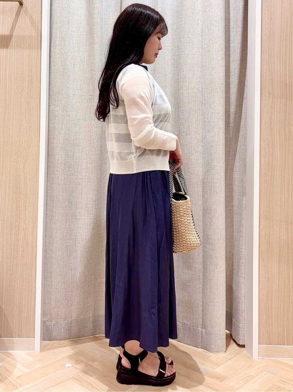 ホワイト系のカーディガン/ボレロ、ベージュ系のトートバッグ、その他のネックレスを着用したレディースの夏コーディネートの2枚目の写真