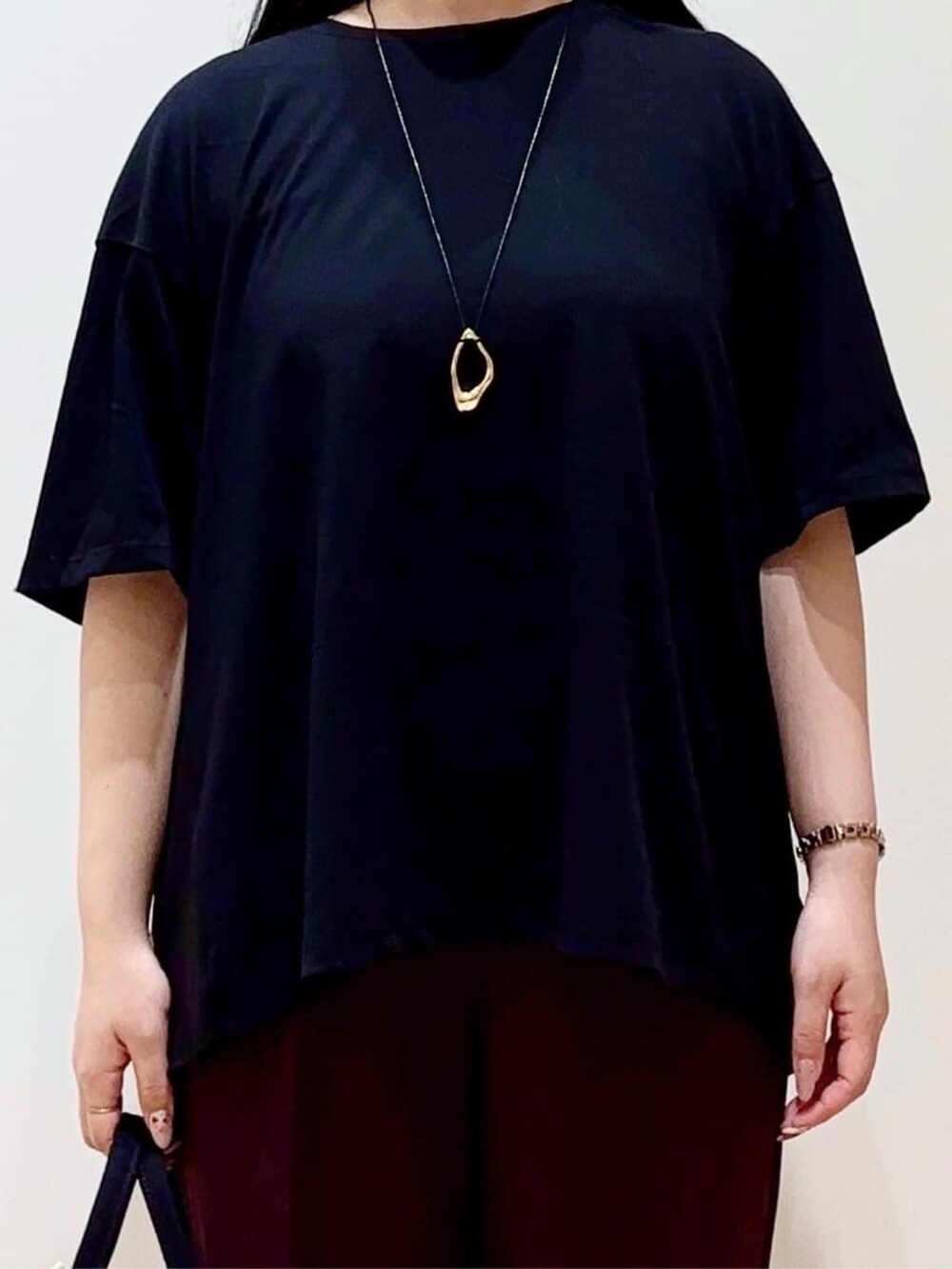 ブラック系のTシャツ/カットソー、ブラウン系のその他パンツ、ブラック系のトートバッグを着用したレディースの秋コーディネートの4枚目の写真