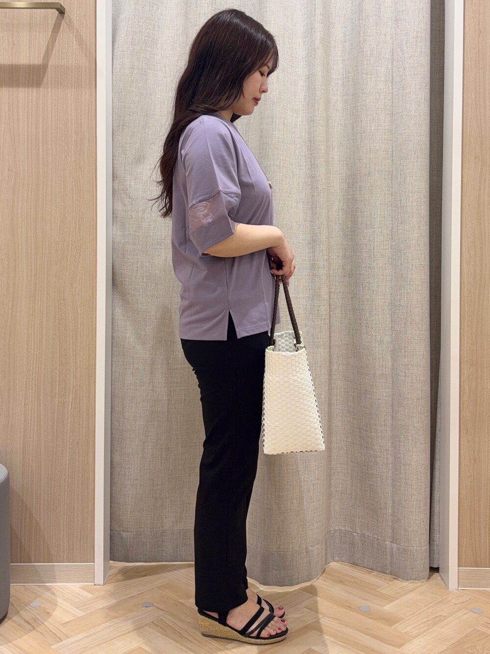 パープル系のTシャツ/カットソー、ブラック系のその他パンツ、ブラウン系のトートバッグを着用したレディースの夏コーディネートの2枚目の写真