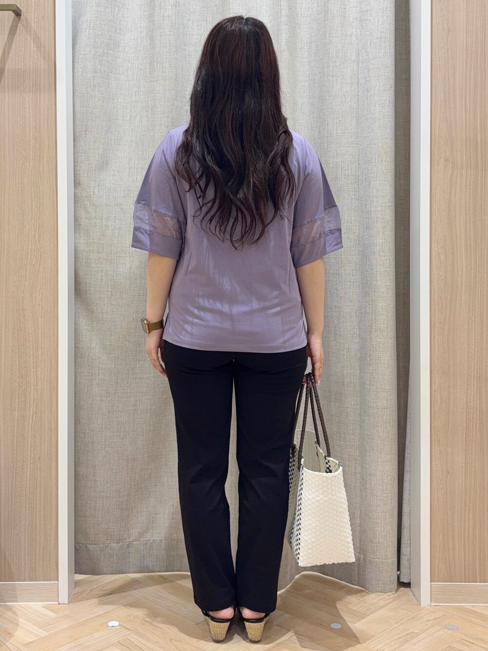 パープル系のTシャツ/カットソー、ブラック系のその他パンツ、ブラウン系のトートバッグを着用したレディースの夏コーディネートの3枚目の写真