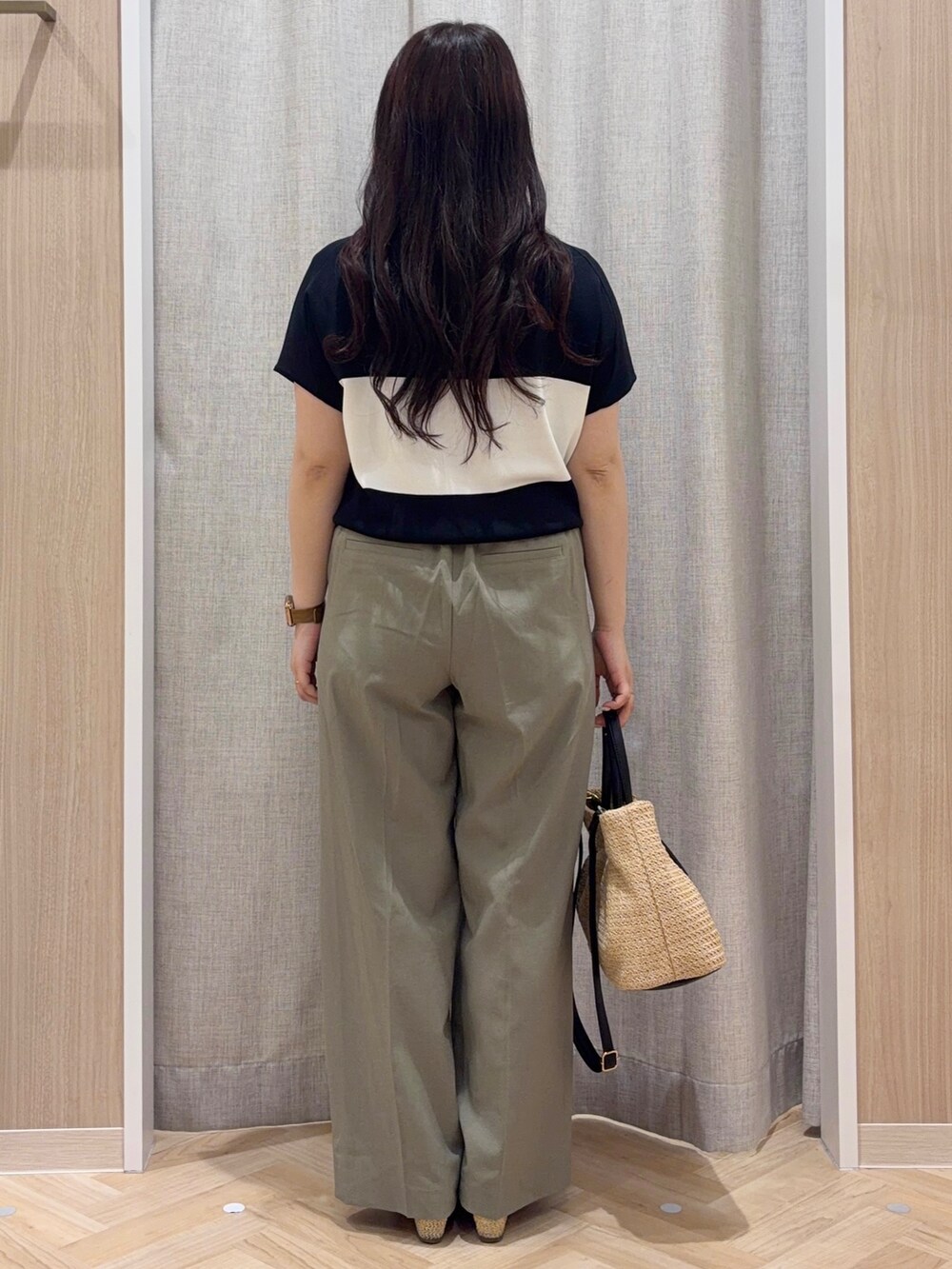 ブラック系のニット/セーター、グリーン系のその他パンツ、ブラック系のトートバッグを着用したレディースの夏コーディネートの3枚目の写真