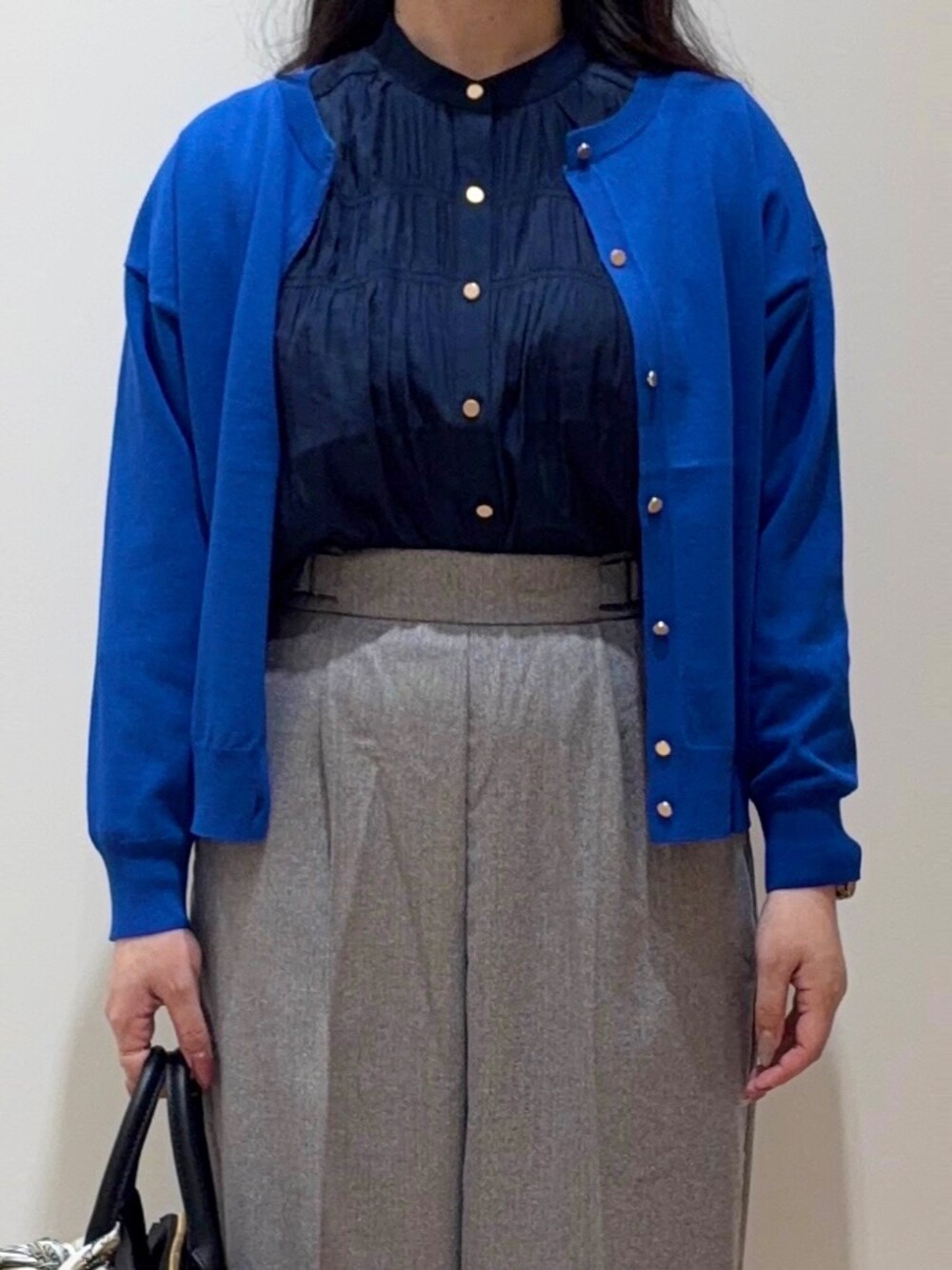 ブルー系のカーディガン/ボレロ、ブルー系のシャツ/ブラウス、グレー系のその他パンツを着用したレディースの秋コーディネートの4枚目の写真