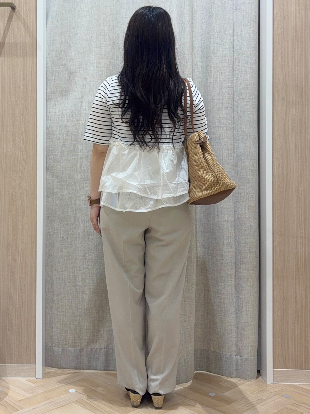 ホワイト系のTシャツ/カットソー、ベージュ系のその他パンツ、イエロー系のトートバッグを着用したレディースの夏コーディネートの3枚目の写真