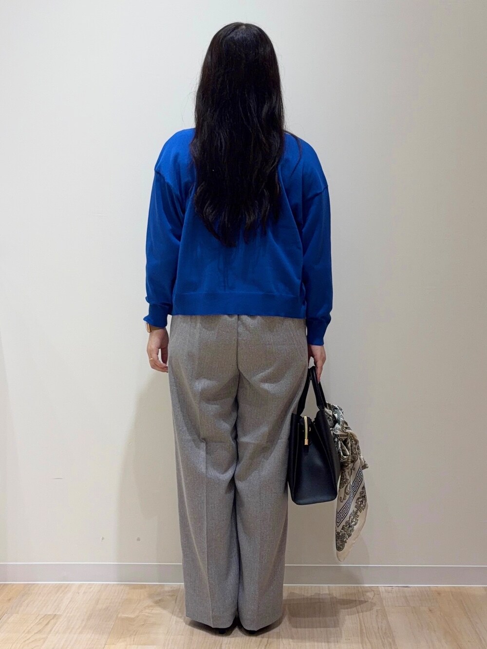 ブルー系のカーディガン/ボレロ、ブルー系のシャツ/ブラウス、グレー系のその他パンツを着用したレディースの秋コーディネートの3枚目の写真