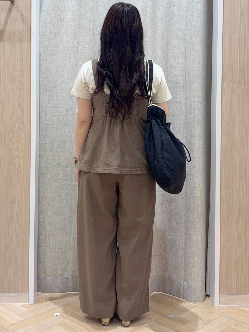 ベージュ系のTシャツ/カットソー、ブラック系のショルダーバッグ、ゴールド系のネックレスを着用したレディースの夏コーディネートの4枚目の写真
