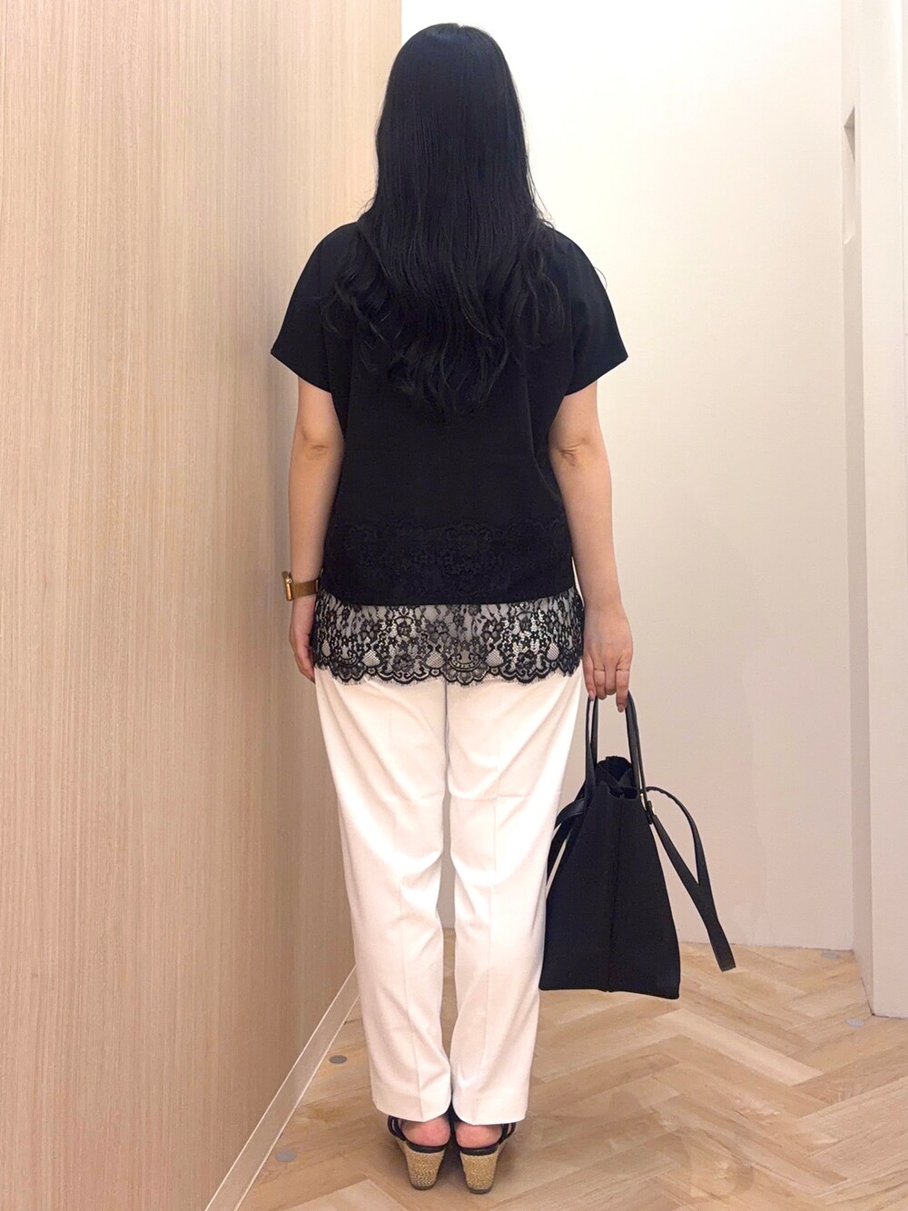 ブラック系のTシャツ/カットソー、ホワイト系のその他パンツ、ブラック系のトートバッグを着用したレディースの夏コーディネートの3枚目の写真