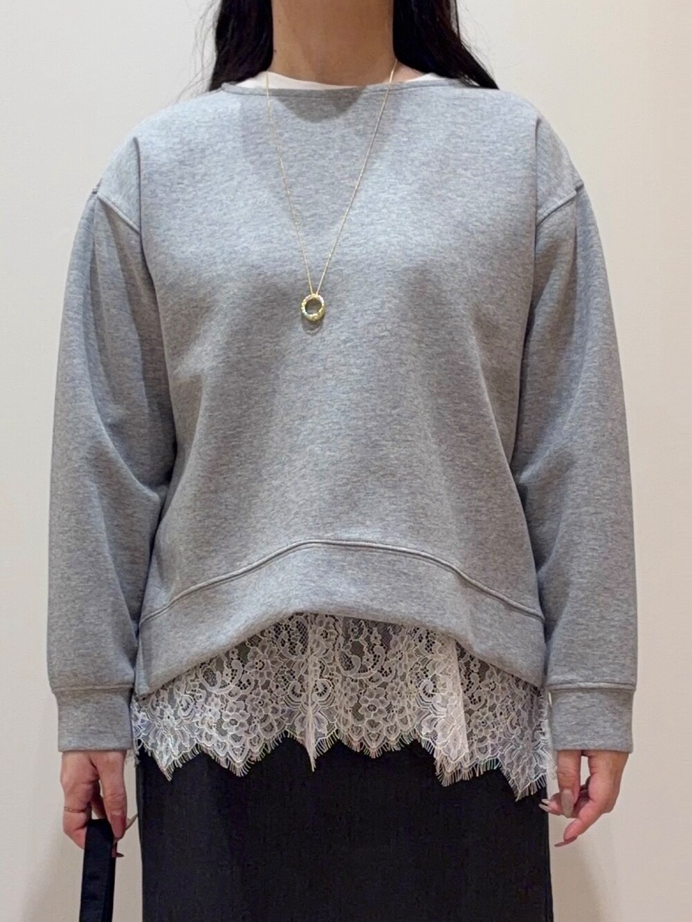 グレー系のTシャツ/カットソー、ホワイト系のTシャツ/カットソー、グレー系のスカートを着用したレディースの秋コーディネートの4枚目の写真