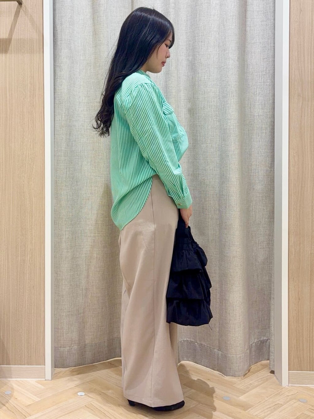 ブラック系のパンプス、ベージュ系のその他パンツ、グレー系のカーディガン/ボレロを着用したレディースの春コーディネートの2枚目の写真