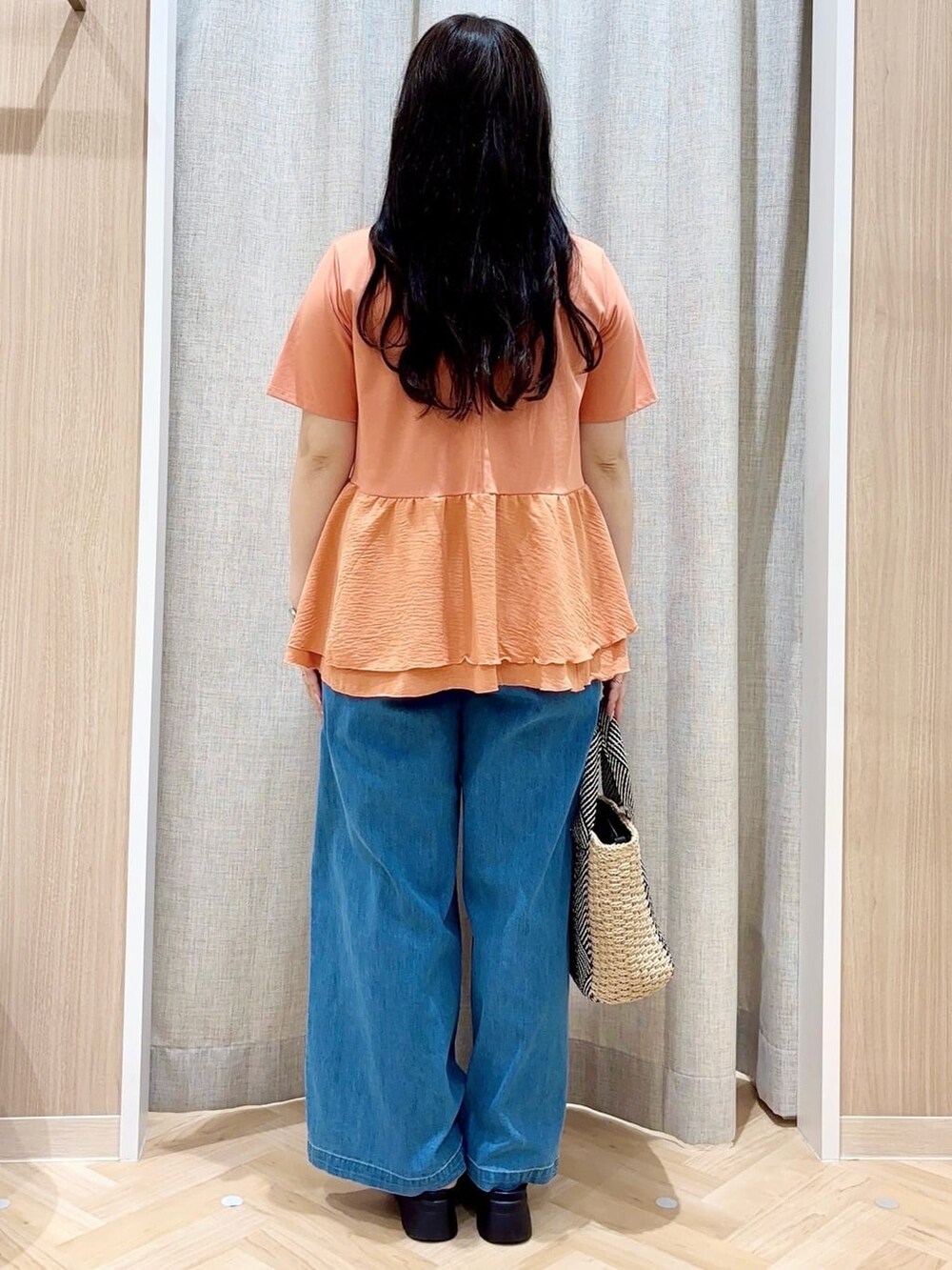 オレンジ系のTシャツ/カットソー、ベージュ系のトートバッグ、その他のネックレスを着用したレディースの夏コーディネートの3枚目の写真