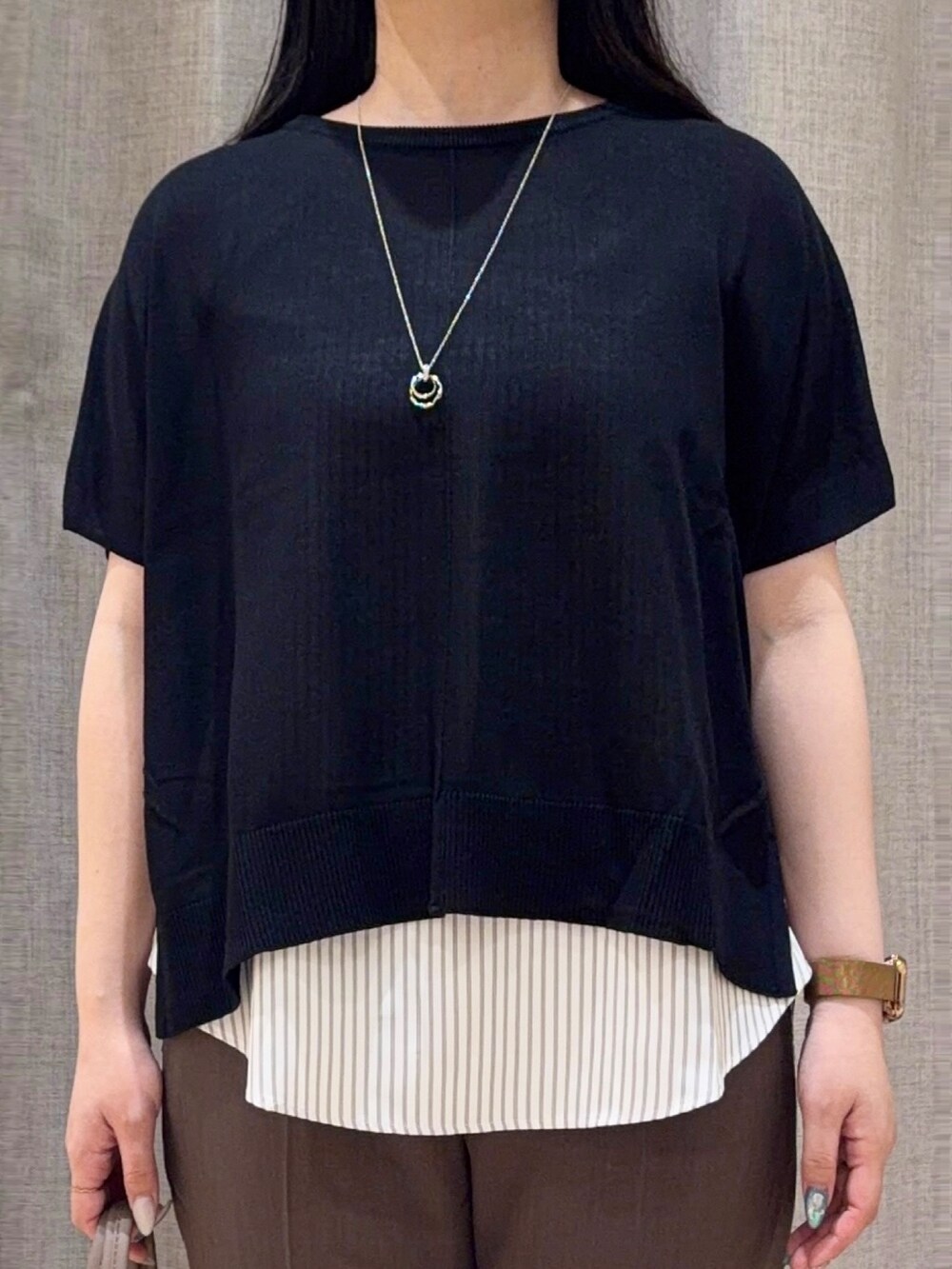 ブラウン系のその他パンツ、ベージュ系のトートバッグ、シルバー系のネックレスを着用したレディースの夏コーディネートの4枚目の写真
