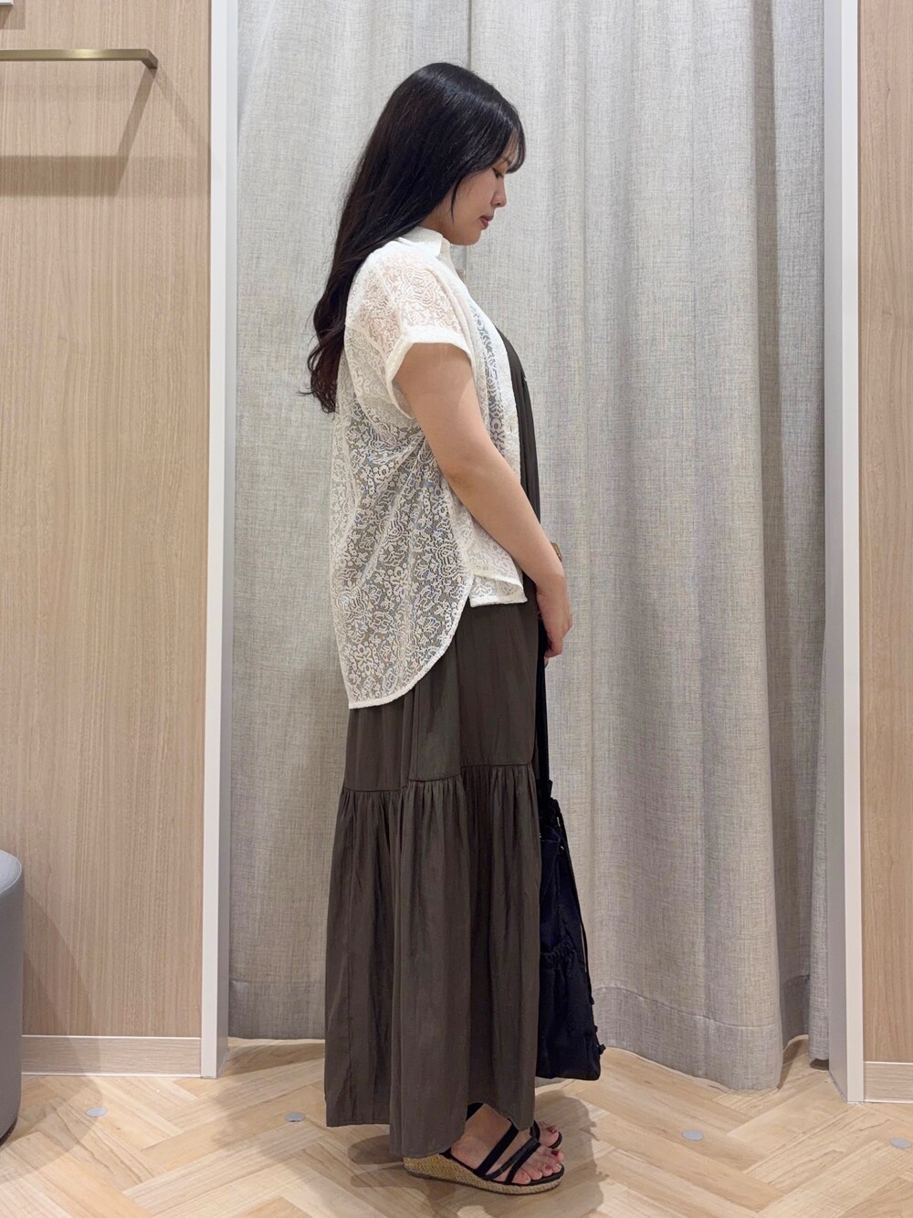 ホワイト系のシャツ/ブラウス、ホワイト系のタンクトップ、グリーン系のワンピースを着用したレディースの夏コーディネートの2枚目の写真