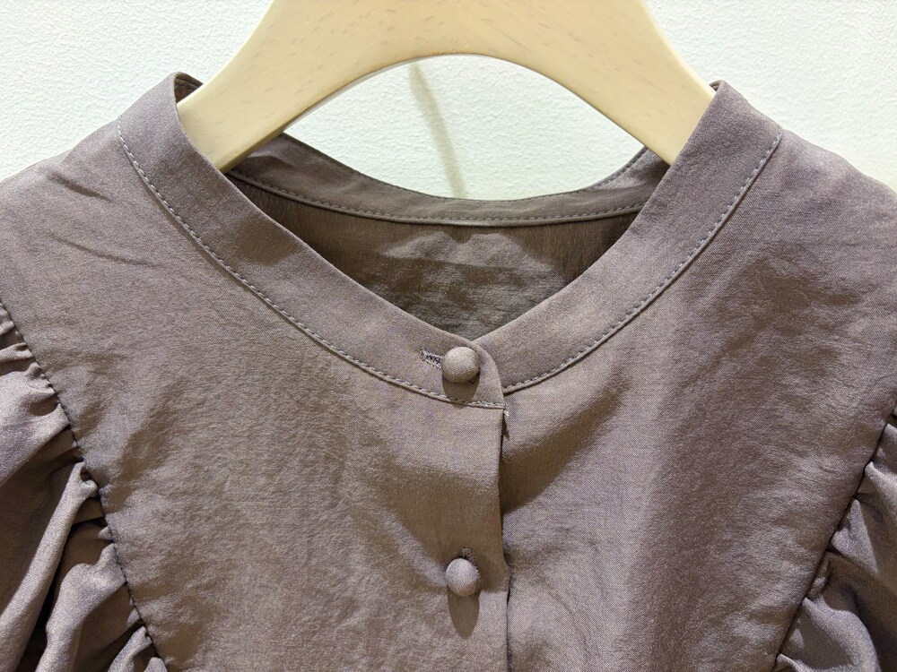 ベージュ系のシャツ/ブラウス、レッド系のシャツ/ブラウス、ブラウン系のシャツ/ブラウスを着用したレディースの秋コーディネートの3枚目の写真