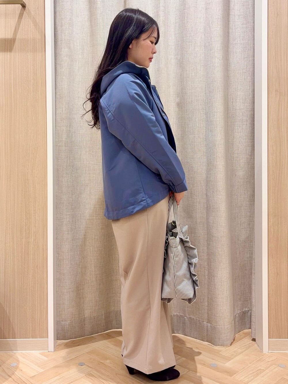 ブラック系のパンプス、ブルー系のブルゾン、ベージュ系のその他パンツを着用したレディースの春コーディネートの2枚目の写真