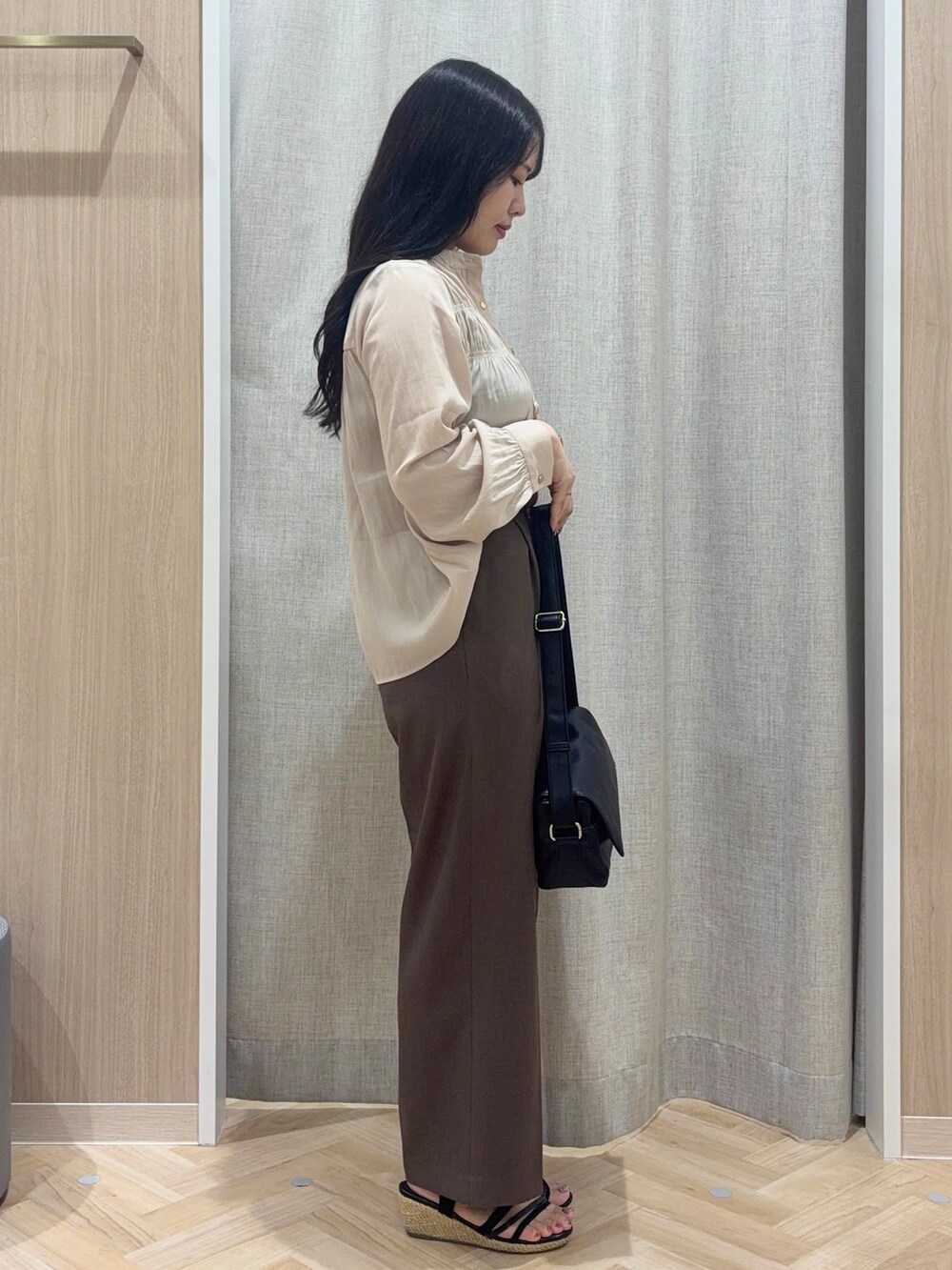 ピンク系のシャツ/ブラウス、ブラック系のショルダーバッグ、ゴールド系のネックレスを着用したレディースの秋コーディネートの2枚目の写真