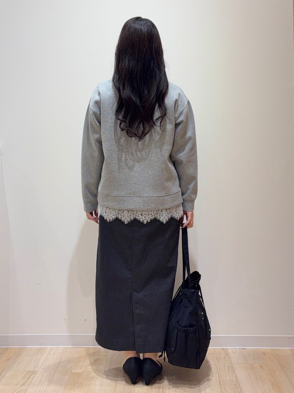 グレー系のTシャツ/カットソー、ホワイト系のTシャツ/カットソー、グレー系のスカートを着用したレディースの秋コーディネートの3枚目の写真