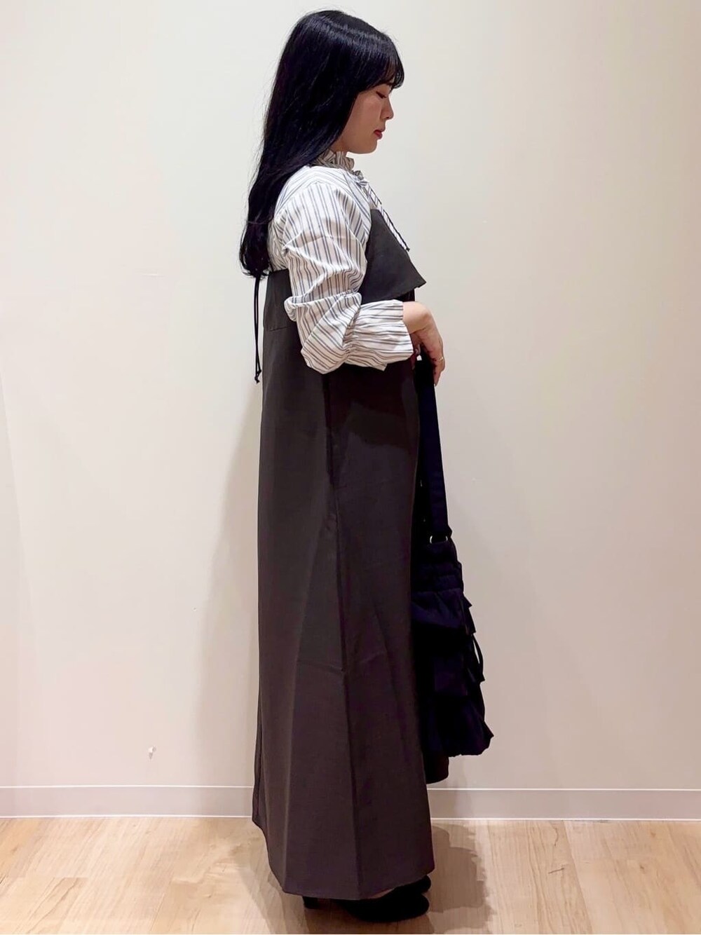 ブルー系のシャツ/ブラウス、ブラウン系のワンピース、ブラック系のショルダーバッグを着用したレディースの秋コーディネートの2枚目の写真