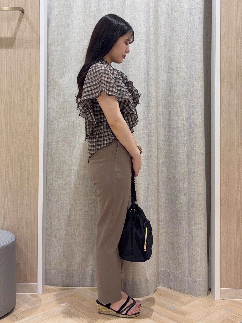 ブラウン系のシャツ/ブラウス、ブラウン系のその他パンツ、ブラック系のショルダーバッグを着用したレディースの夏コーディネートの2枚目の写真