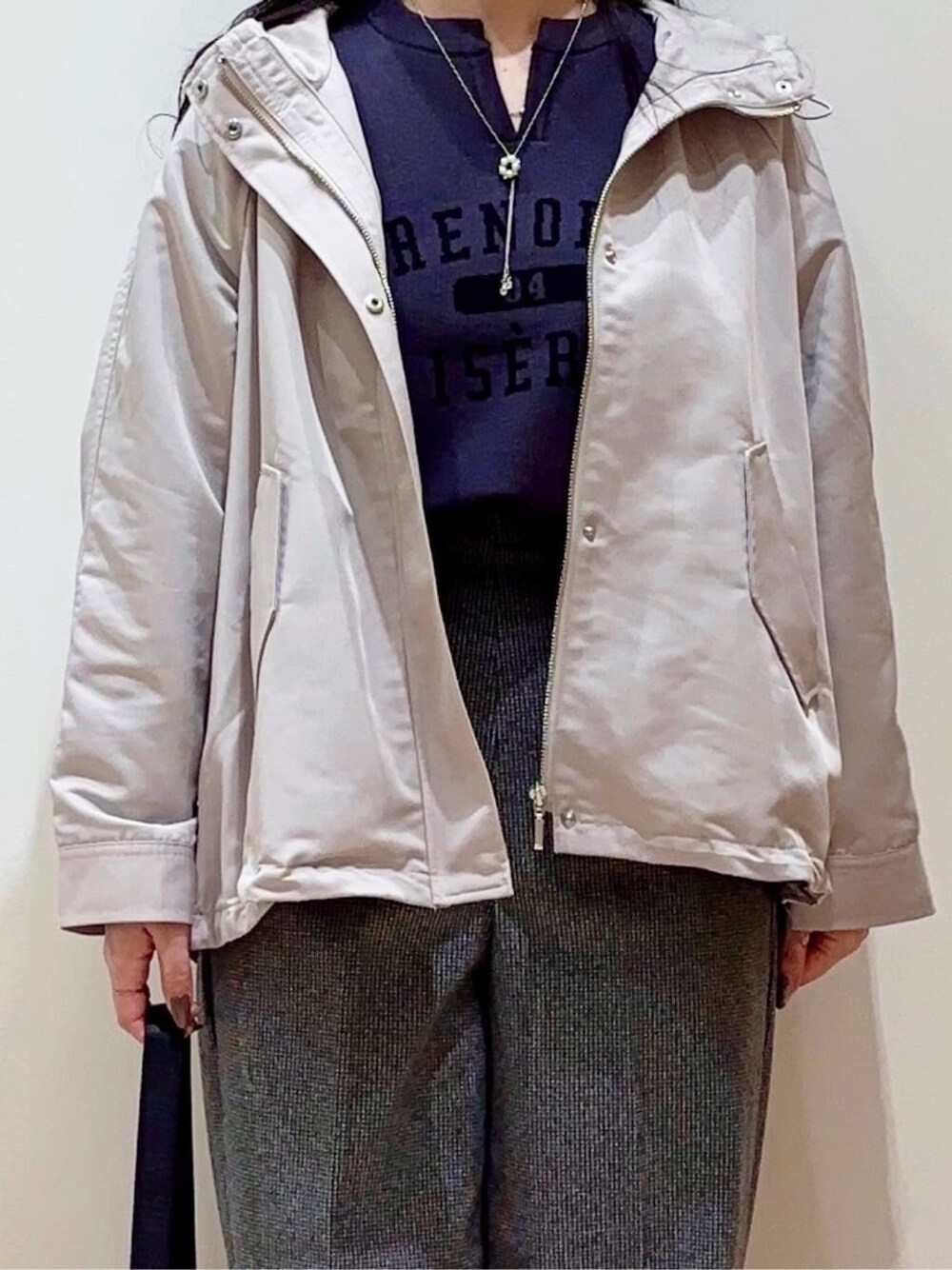 ベージュ系のブルゾン、グレー系のニット/セーター、ブラック系のその他パンツを着用したレディースの秋コーディネートの4枚目の写真