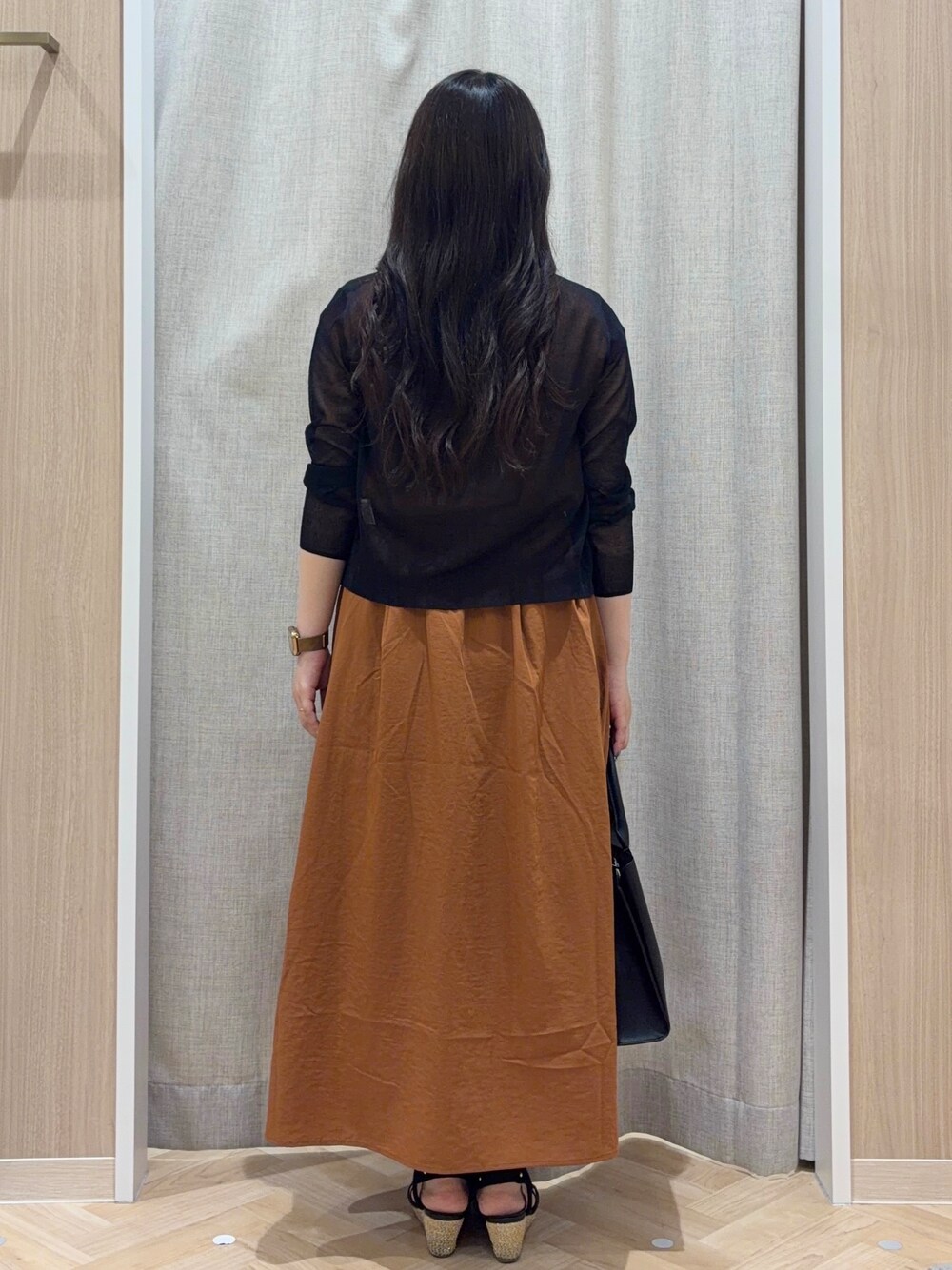 ブラック系のカーディガン/ボレロ、イエロー系のワンピース、ブラック系のトートバッグを着用したレディースの夏コーディネートの3枚目の写真