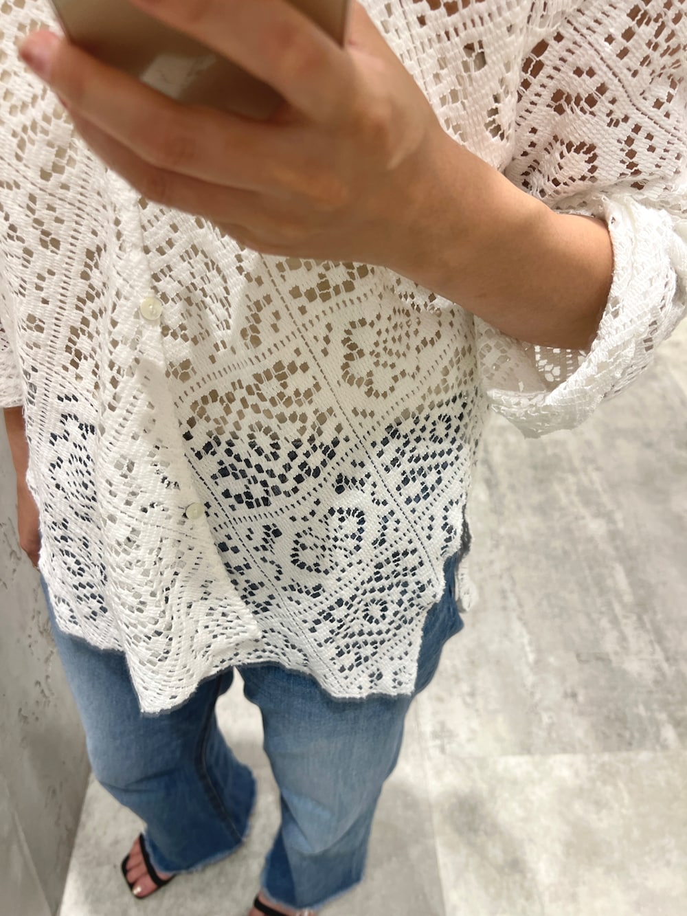 ホワイト系のシャツ/ブラウスを着用したレディースの夏コーディネートの2枚目の写真