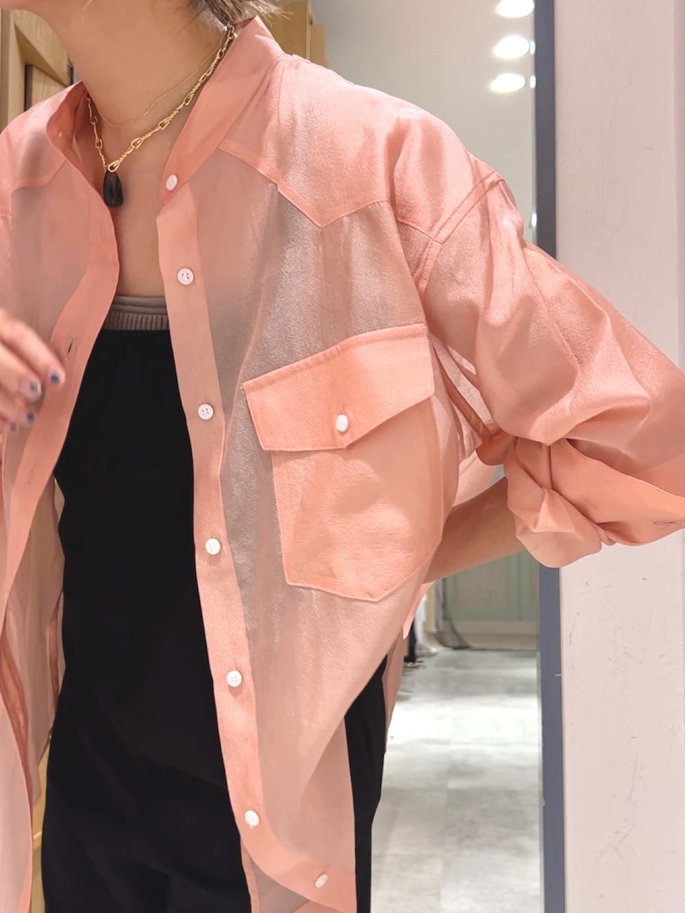 ブラック系のサロペット/オーバーオール、ピンク系のシャツ/ブラウスを着用したレディースの夏コーディネートの2枚目の写真