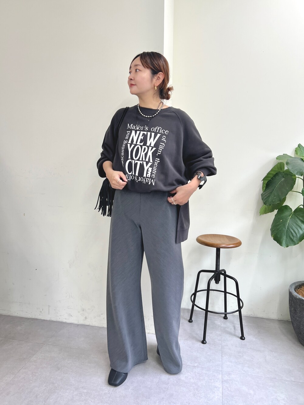 グレー系のTシャツ/カットソー、グレー系のその他パンツ、ブラック系のベルトを着用したレディースの秋コーディネートの2枚目の写真