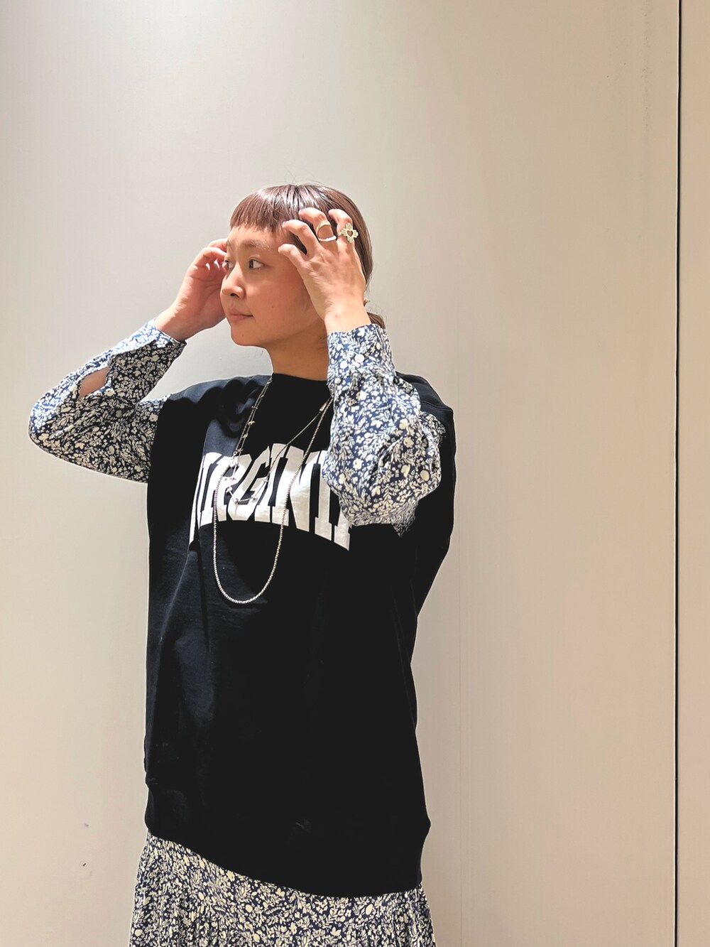 ブラック系のTシャツ/カットソー、ブルー系のワンピース、ブラウン系のブーツを着用したレディースの秋コーディネートの2枚目の写真