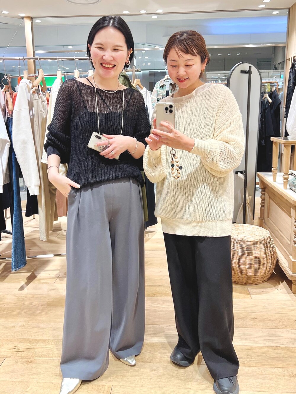 ホワイト系のニット/セーター、ブラック系のその他パンツを着用したレディースの春コーディネートの2枚目の写真
