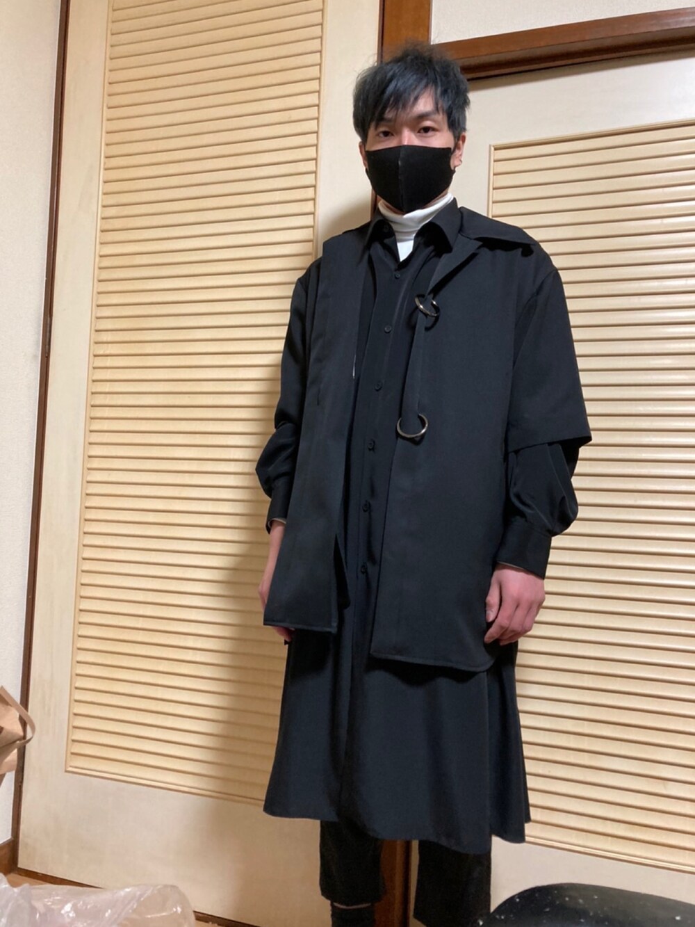 ブラック系のテーラードジャケット、ブラック系のシャツ/ブラウス、ブラック系のスラックスを着用したメンズの冬コーディネートの2枚目の写真