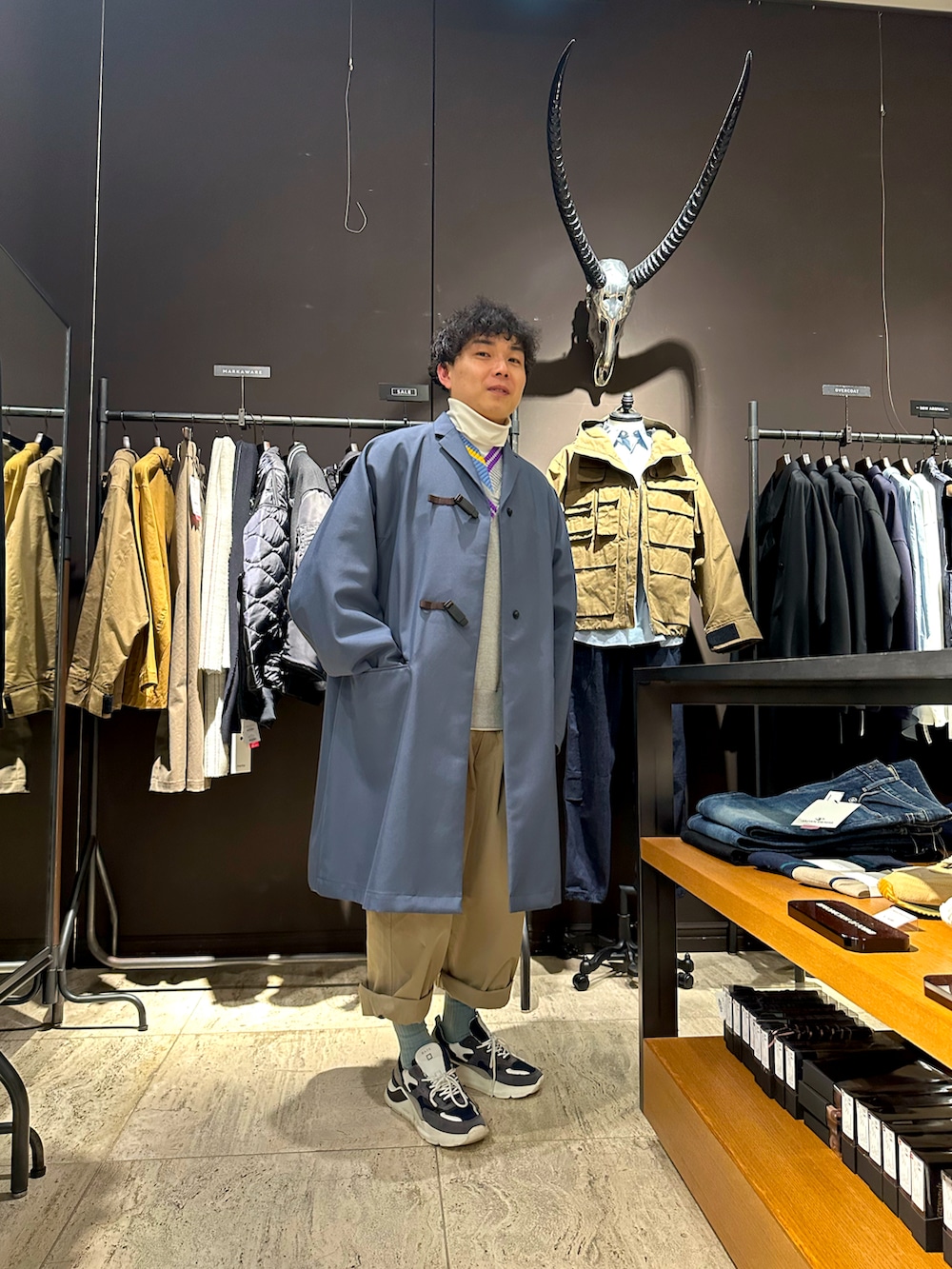 「春服、スプリングコート」｜「kolorのアイテム（ステンカラーコート、ブルー系）」を使った、せいやさん（メンズ・165cm）の冬コーディネートの2枚目の写真