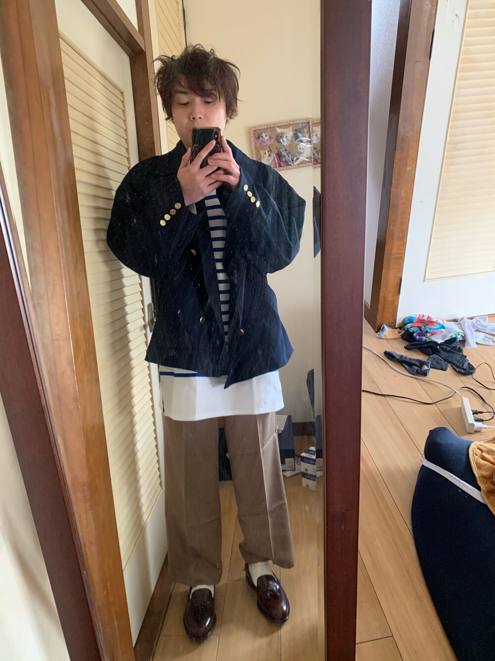 ブルー系のテーラードジャケット、ホワイト系のTシャツ/カットソー、ブラウン系のローファーを着用したメンズの冬コーディネートの2枚目の写真